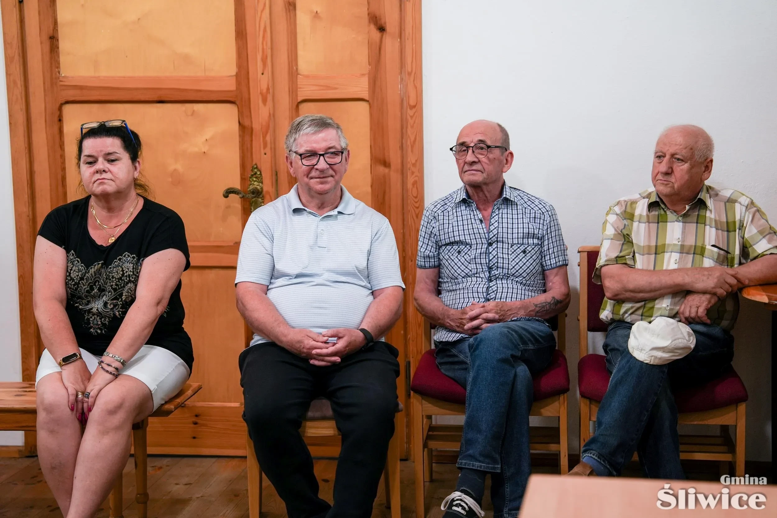 mieszkańcy czekają podczas głosowania