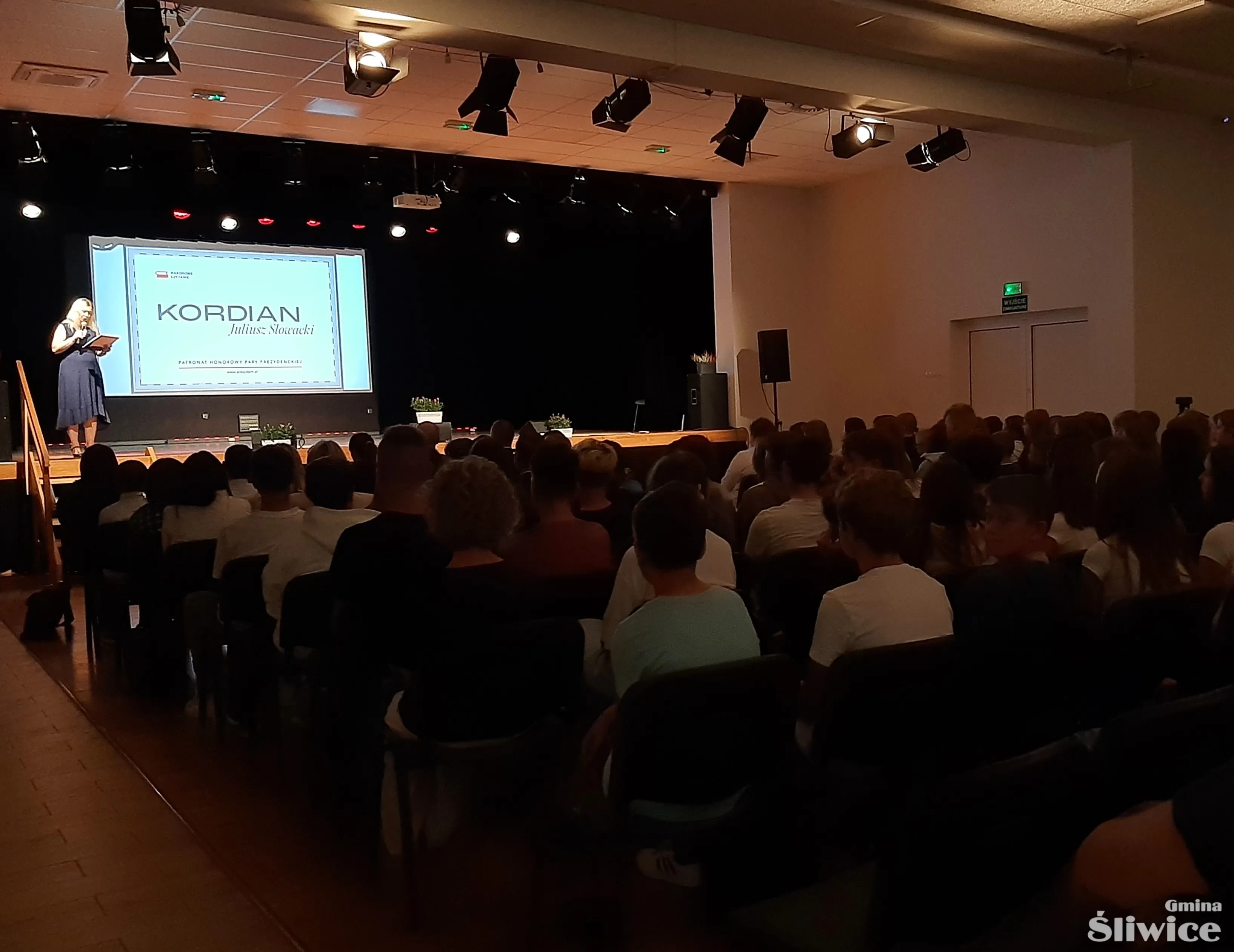 pełna sala podczas rozpoczęcia spektaklu