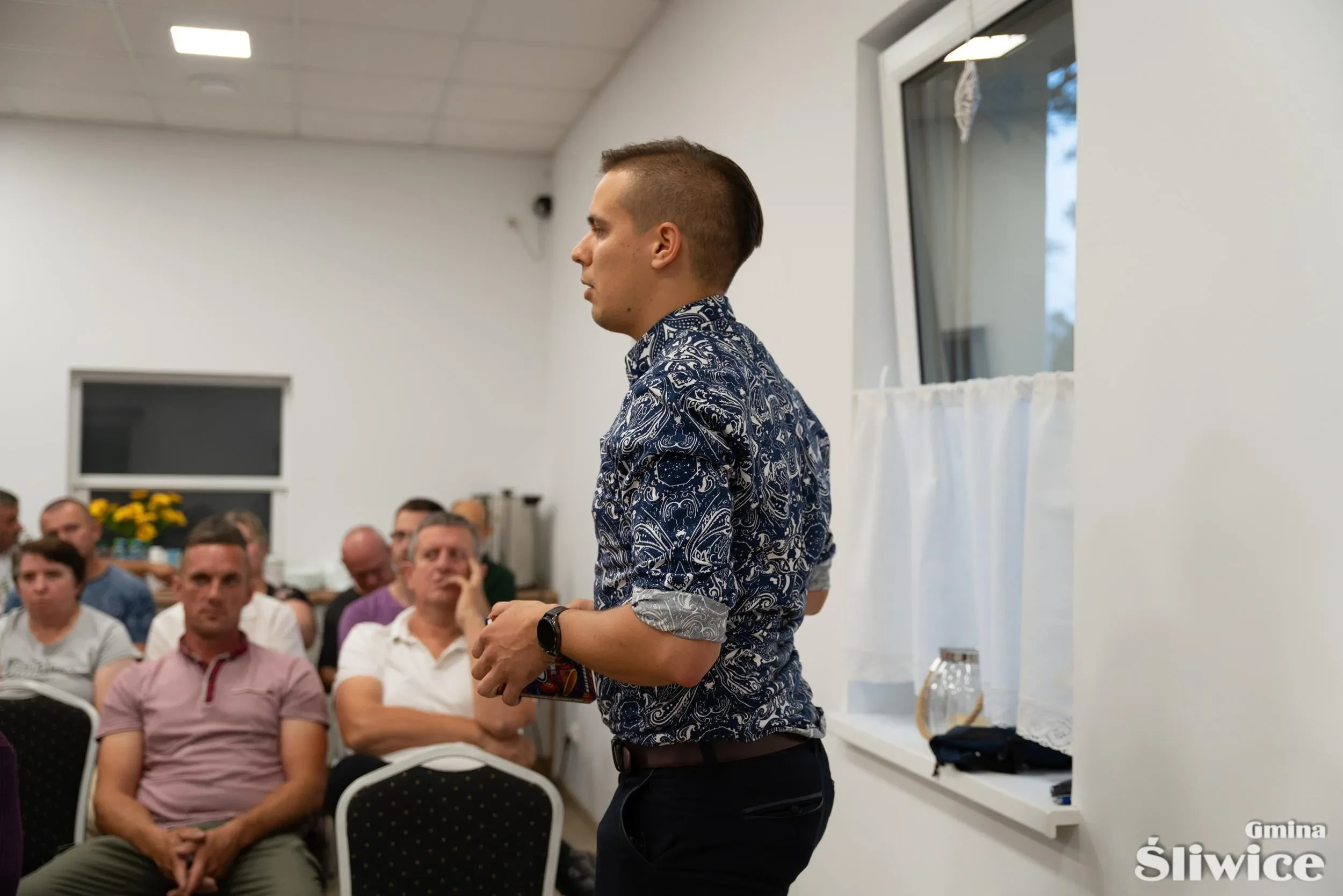 kandydat na sołtysa przemawia