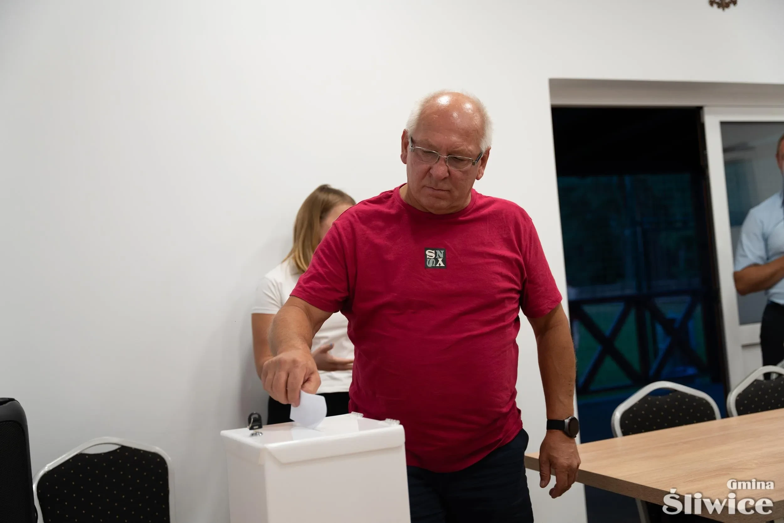mieszkaniec wrzuca swój głos