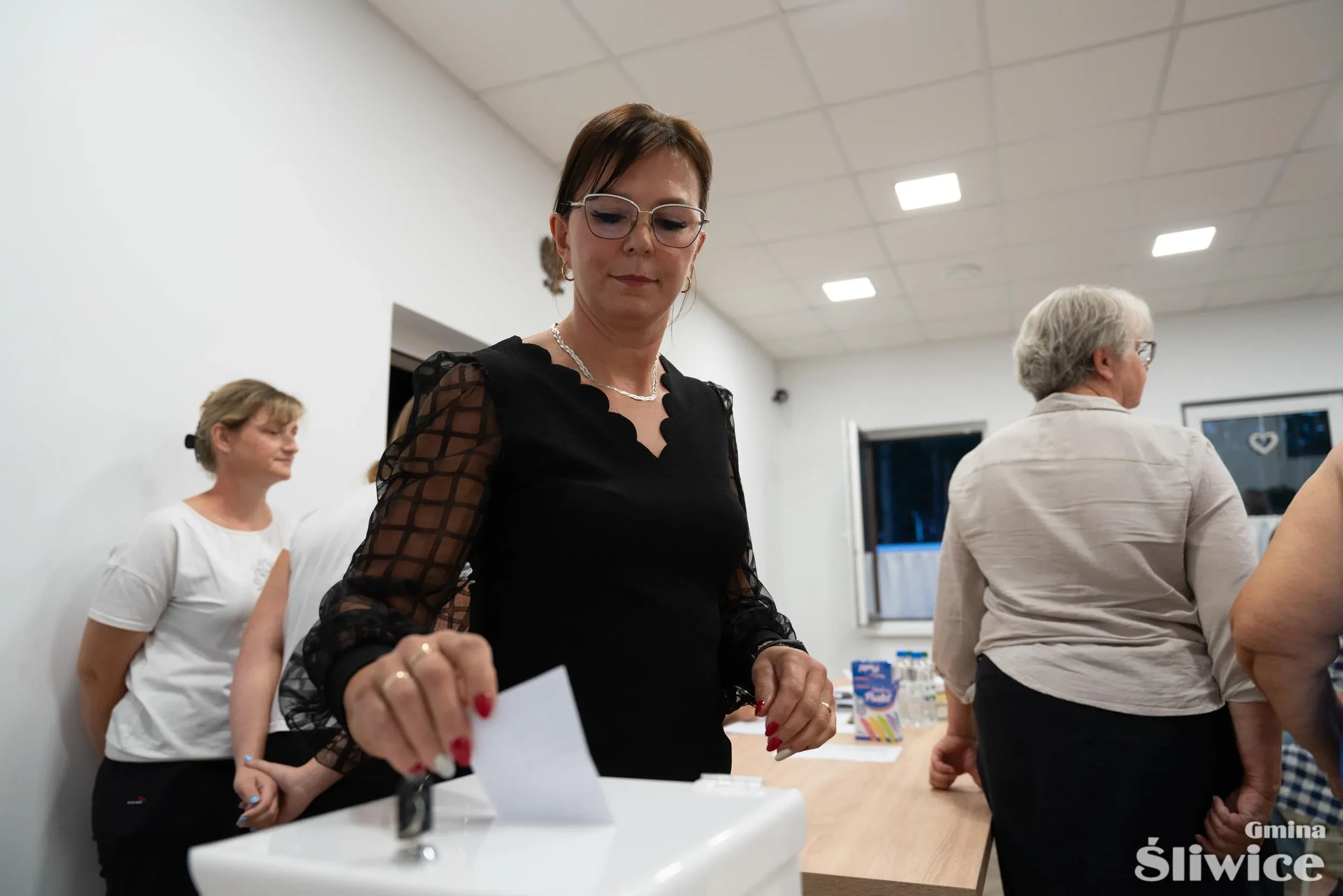 pani sołtys wrzuca swój głos