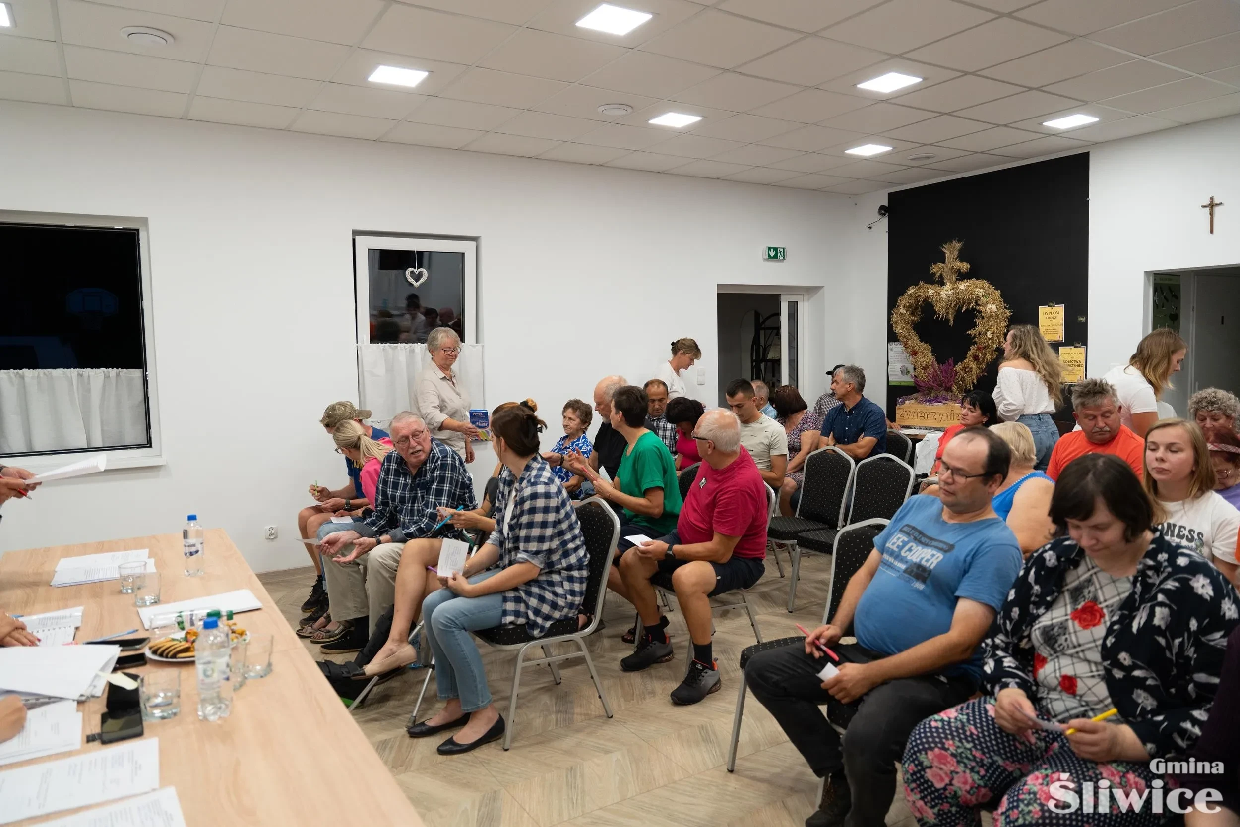 mieszkańcy oczekują na wynik wyborów