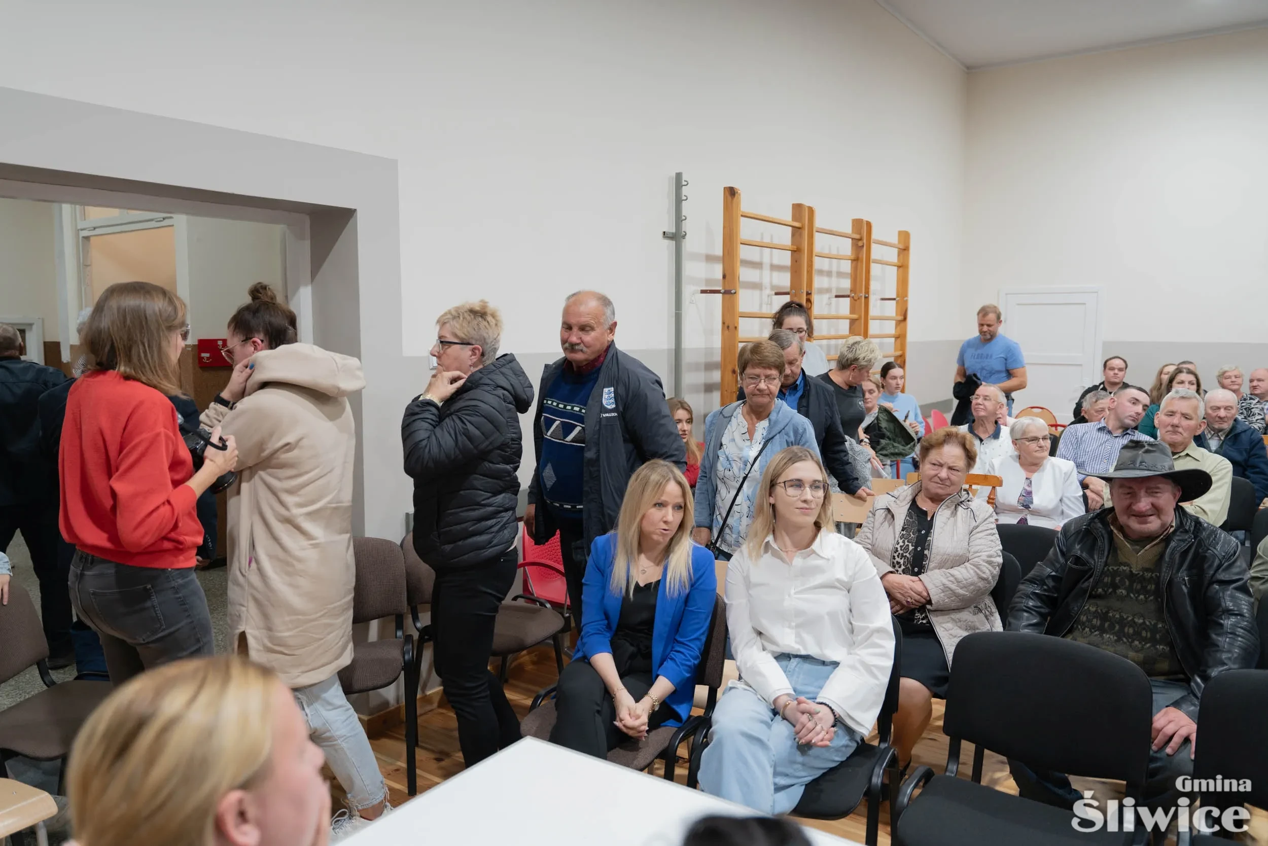 mieszkańcy opuszczają salę po ogłoszeniu wyniku
