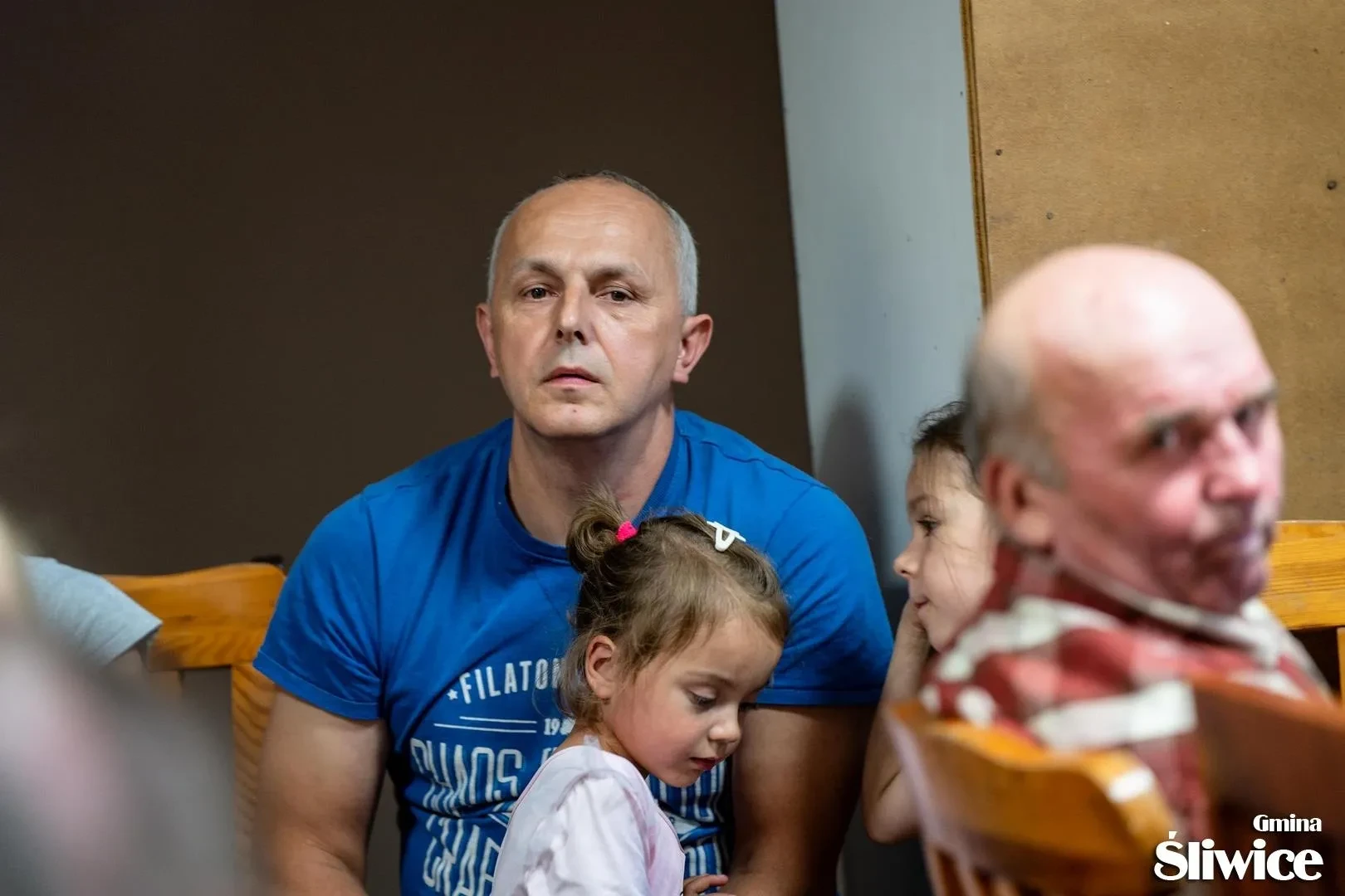 zbliżenie na mężczyznę z dzieckiem