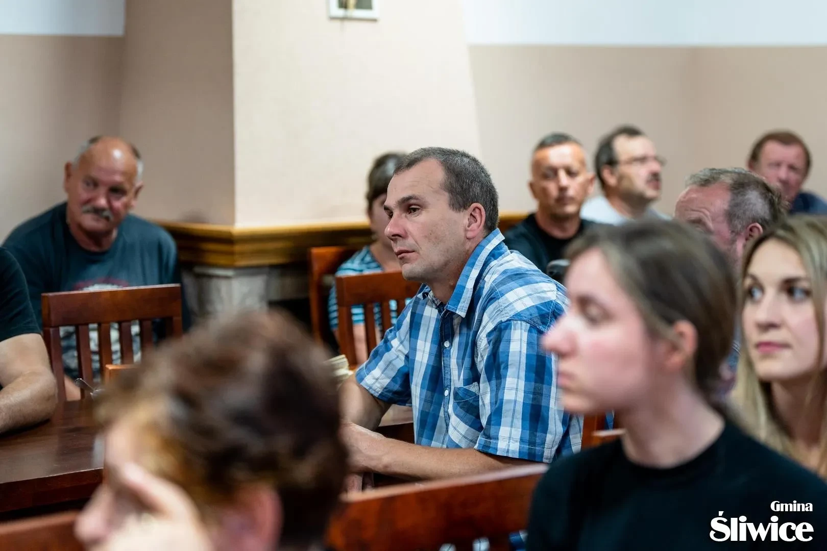 mieszkańcy przy stołach