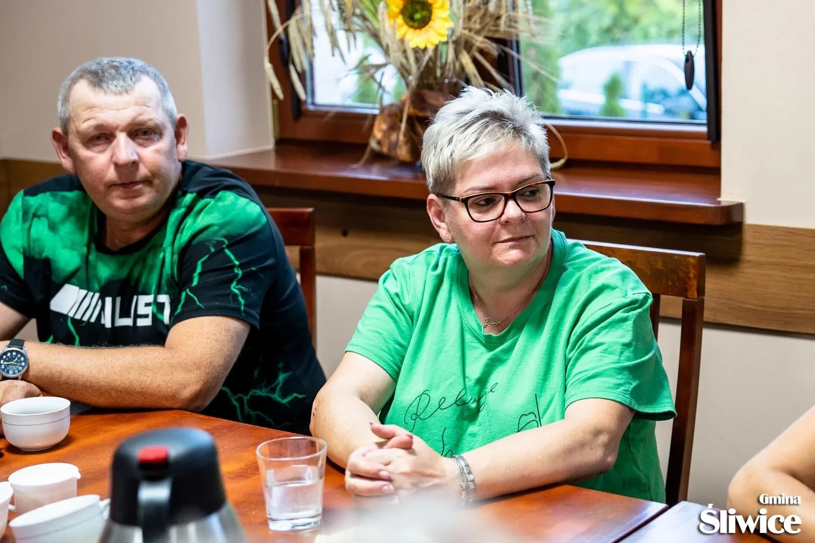 pani w zielonej koszulce przy stole