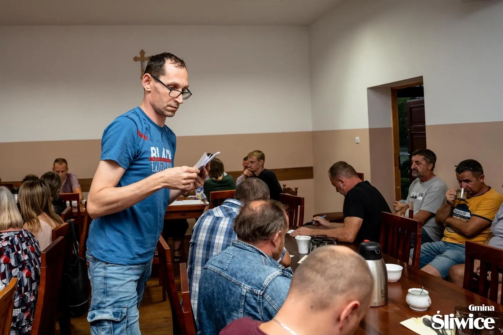 mieszkaniec głosuje