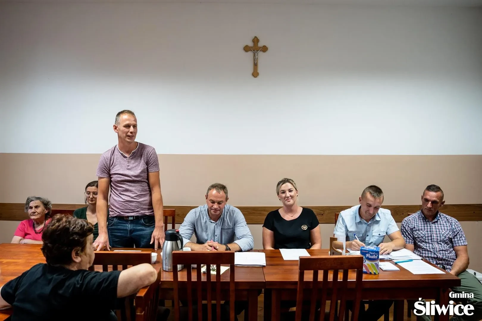 sołtys przemawia do zebranych