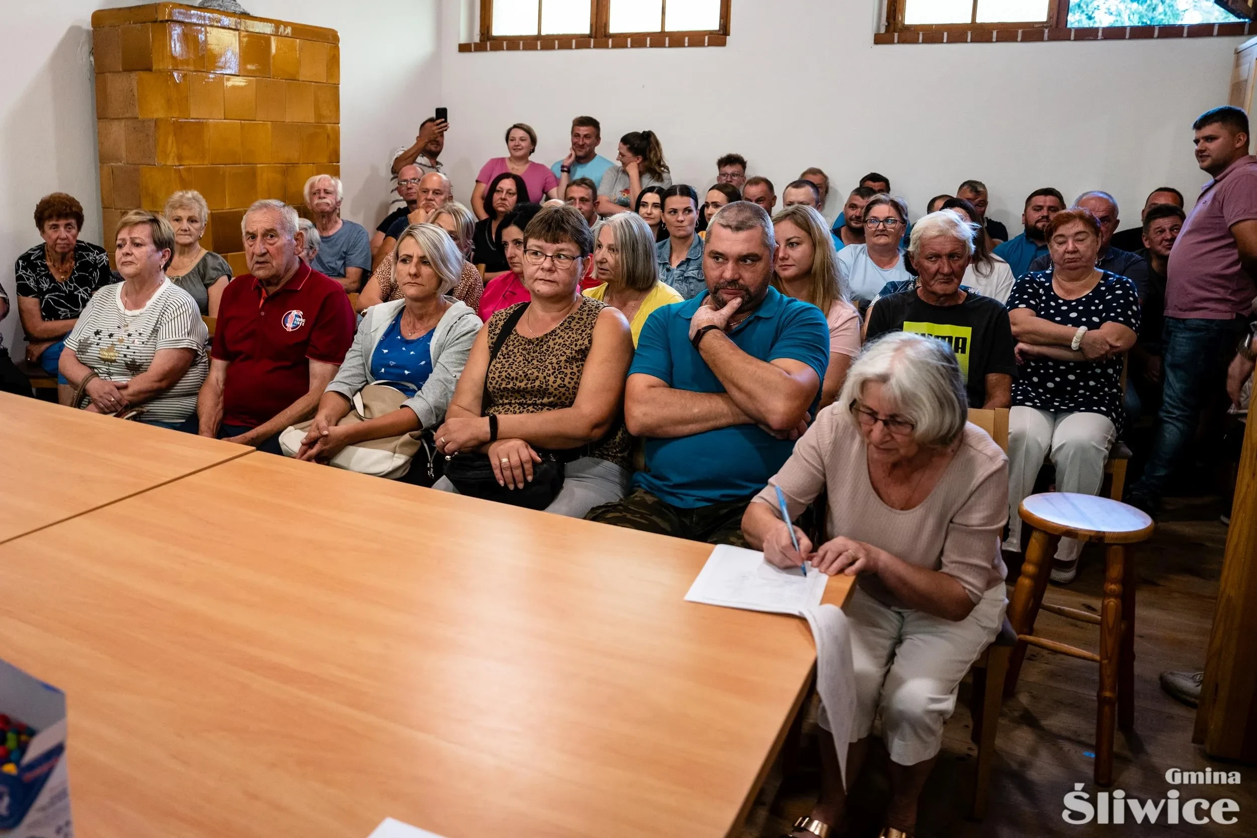 mieszkańcy sołectwa wpisują się na listę obecności