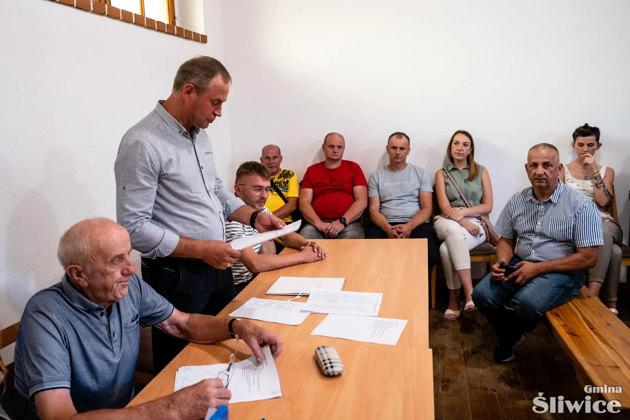wójt przemawia do zebranych