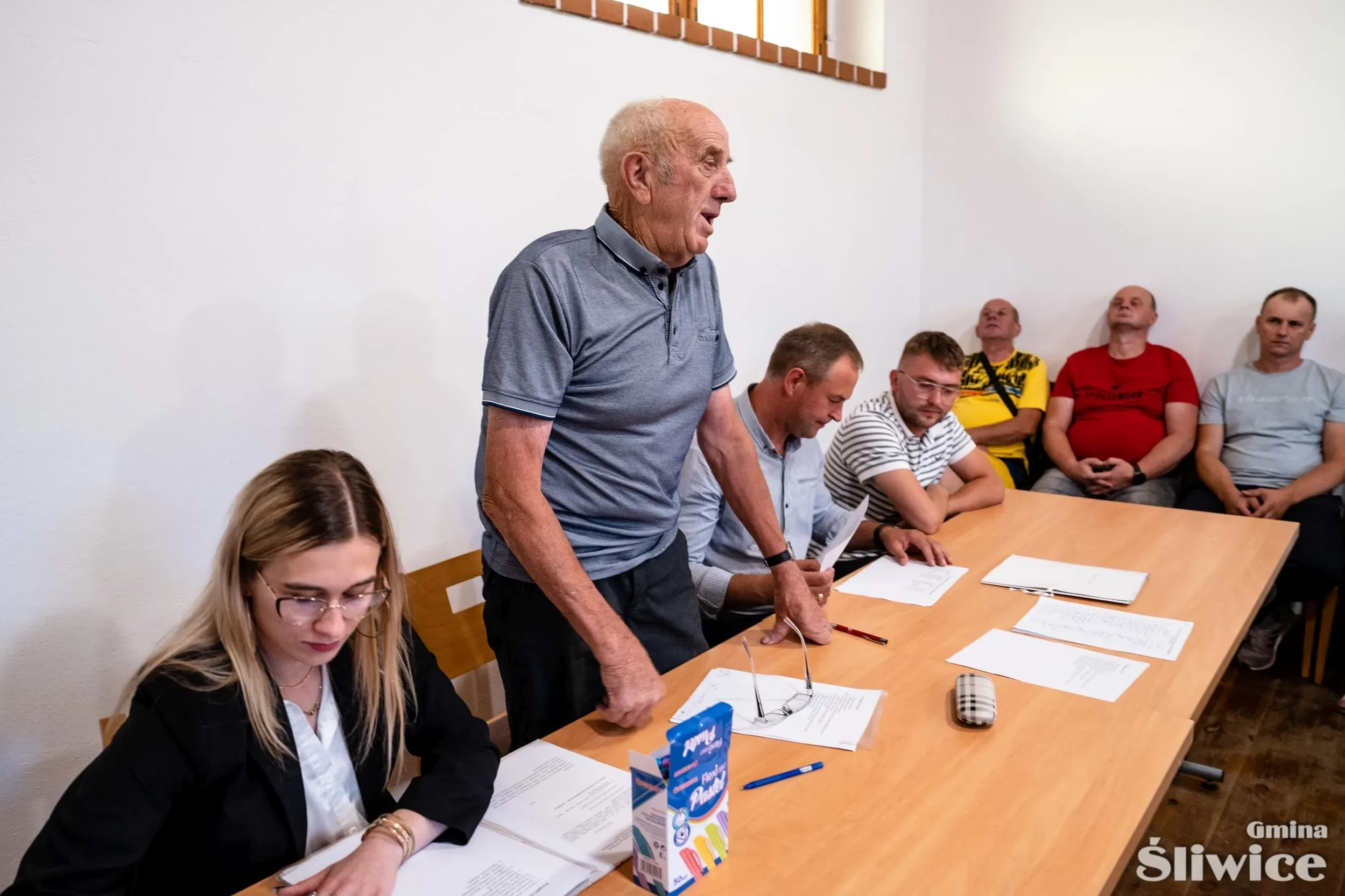 sołtys przemawia do mieszkańców