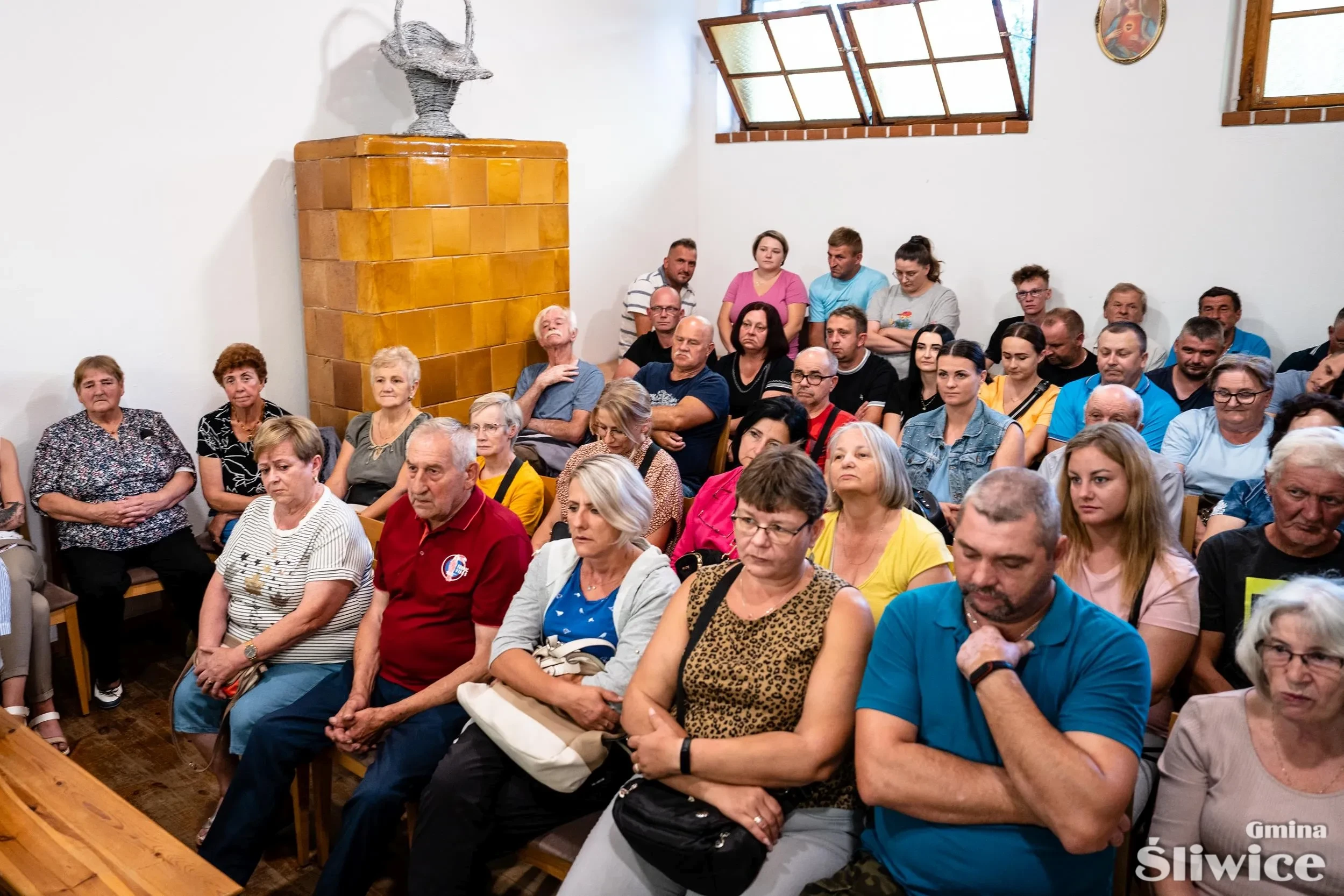 mieszkańcy słuchają podczas przemówień
