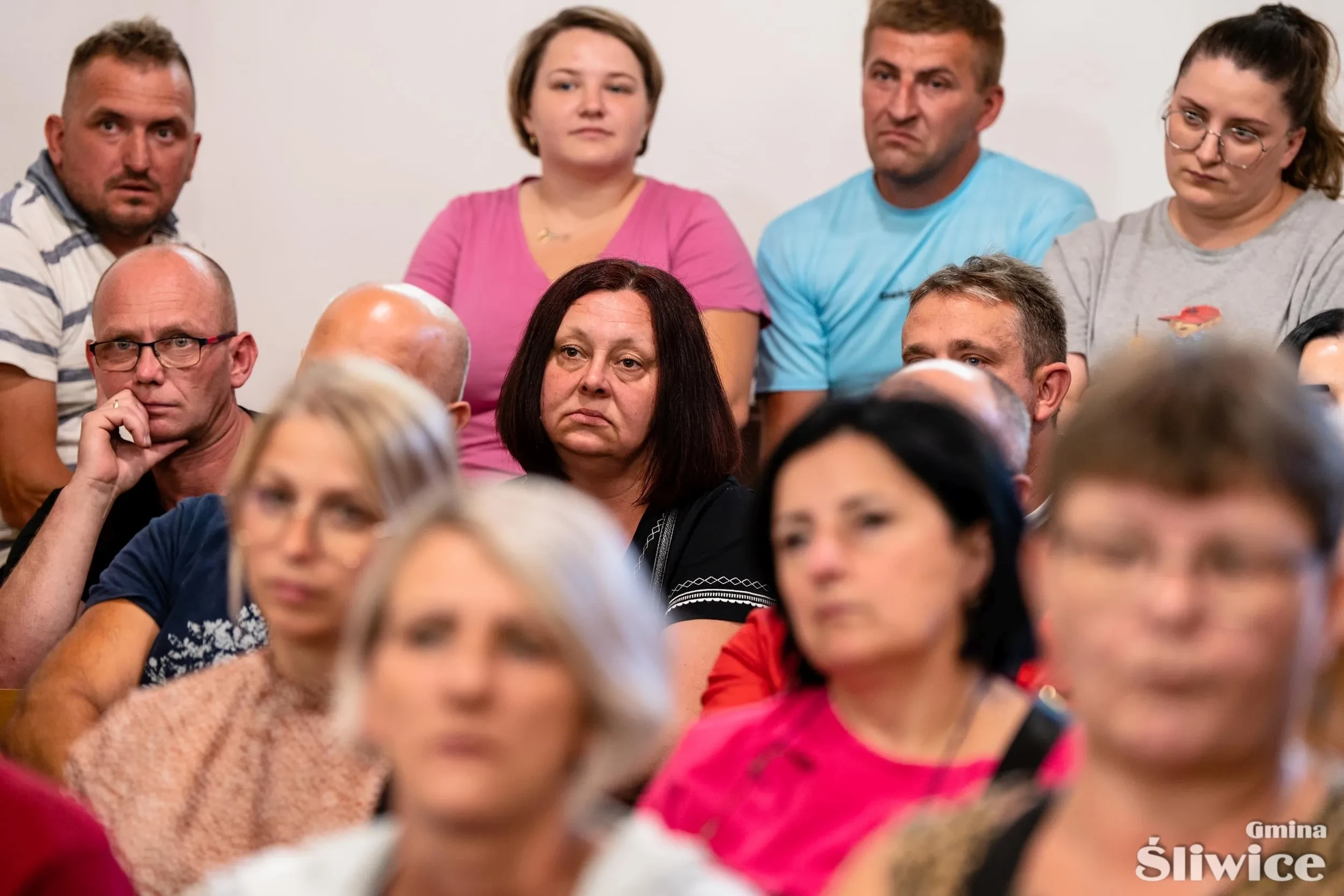 mieszkańcy słuchają