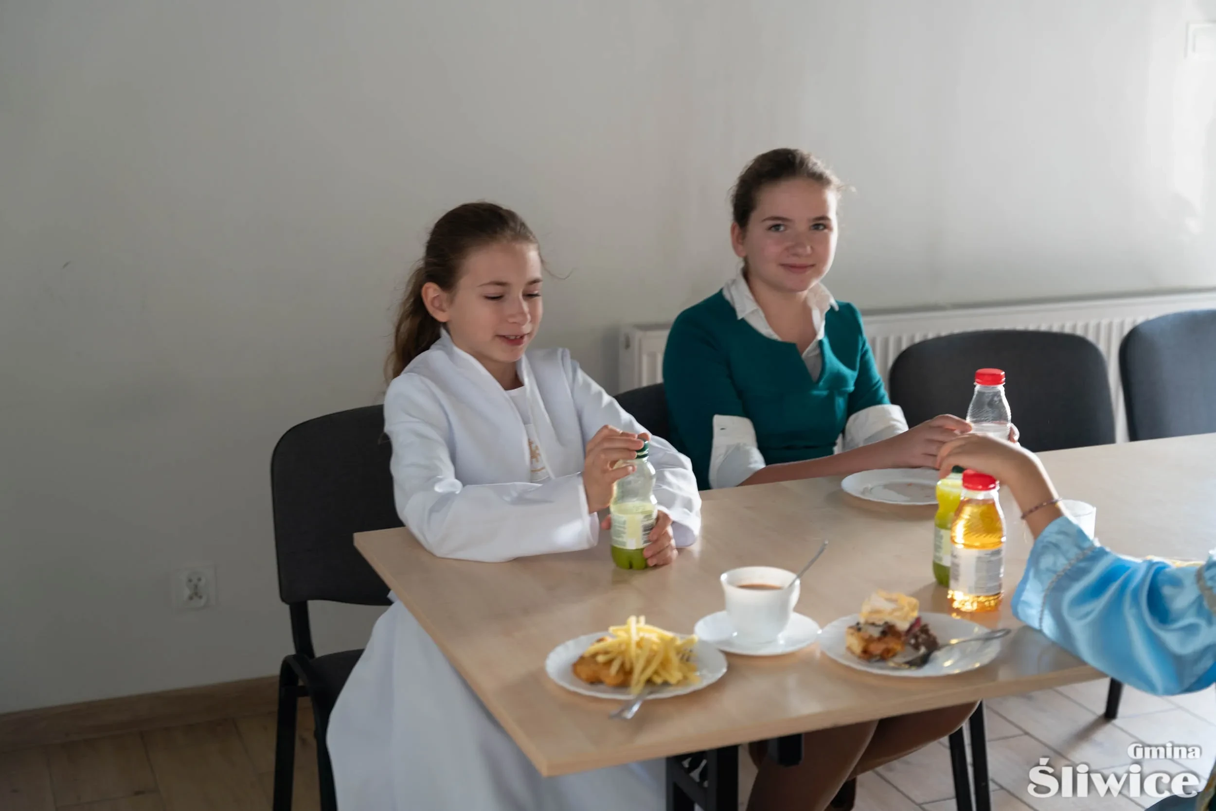 dziewczynki przy stole podczas poczęstunku