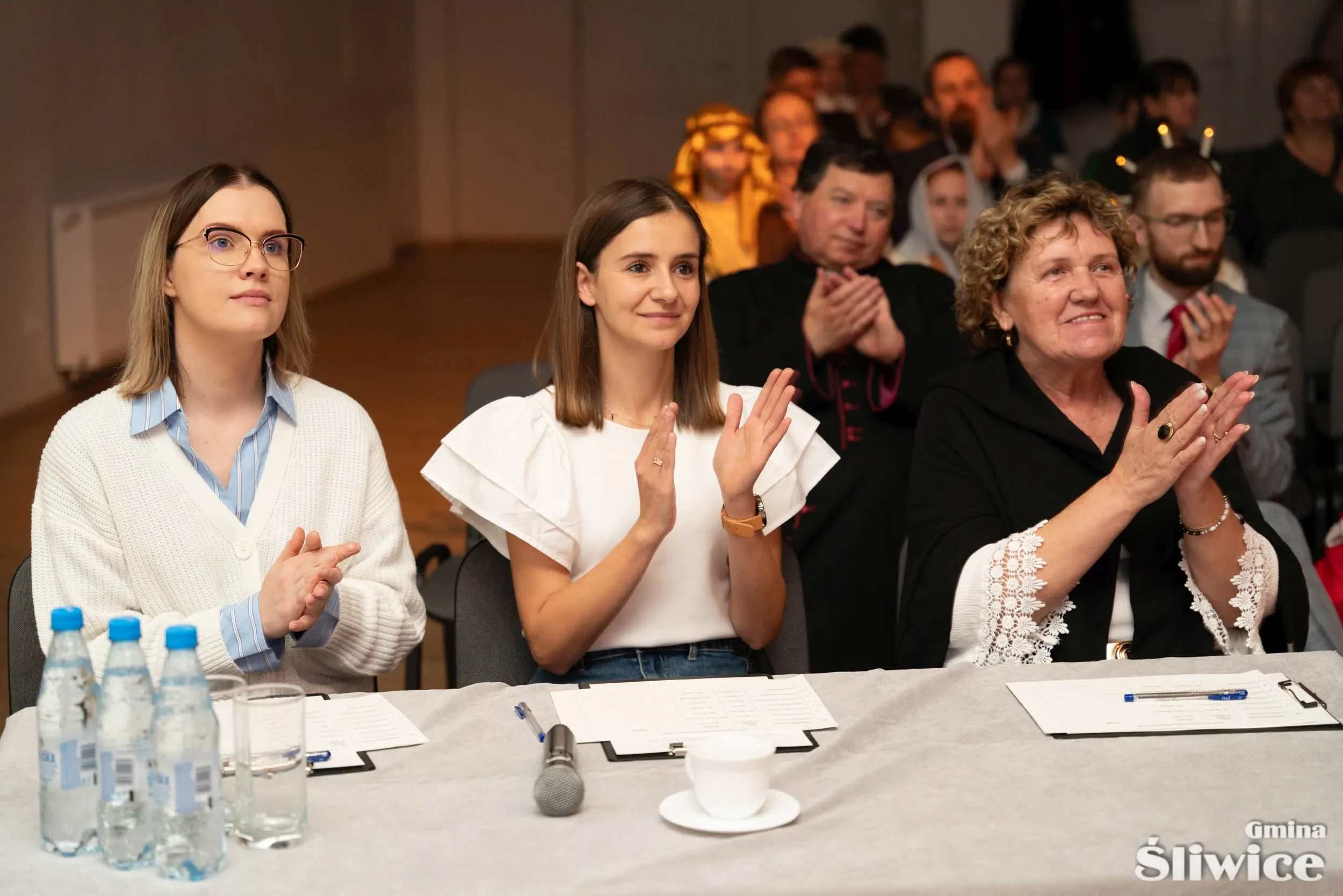jury wpatrzone w scenę