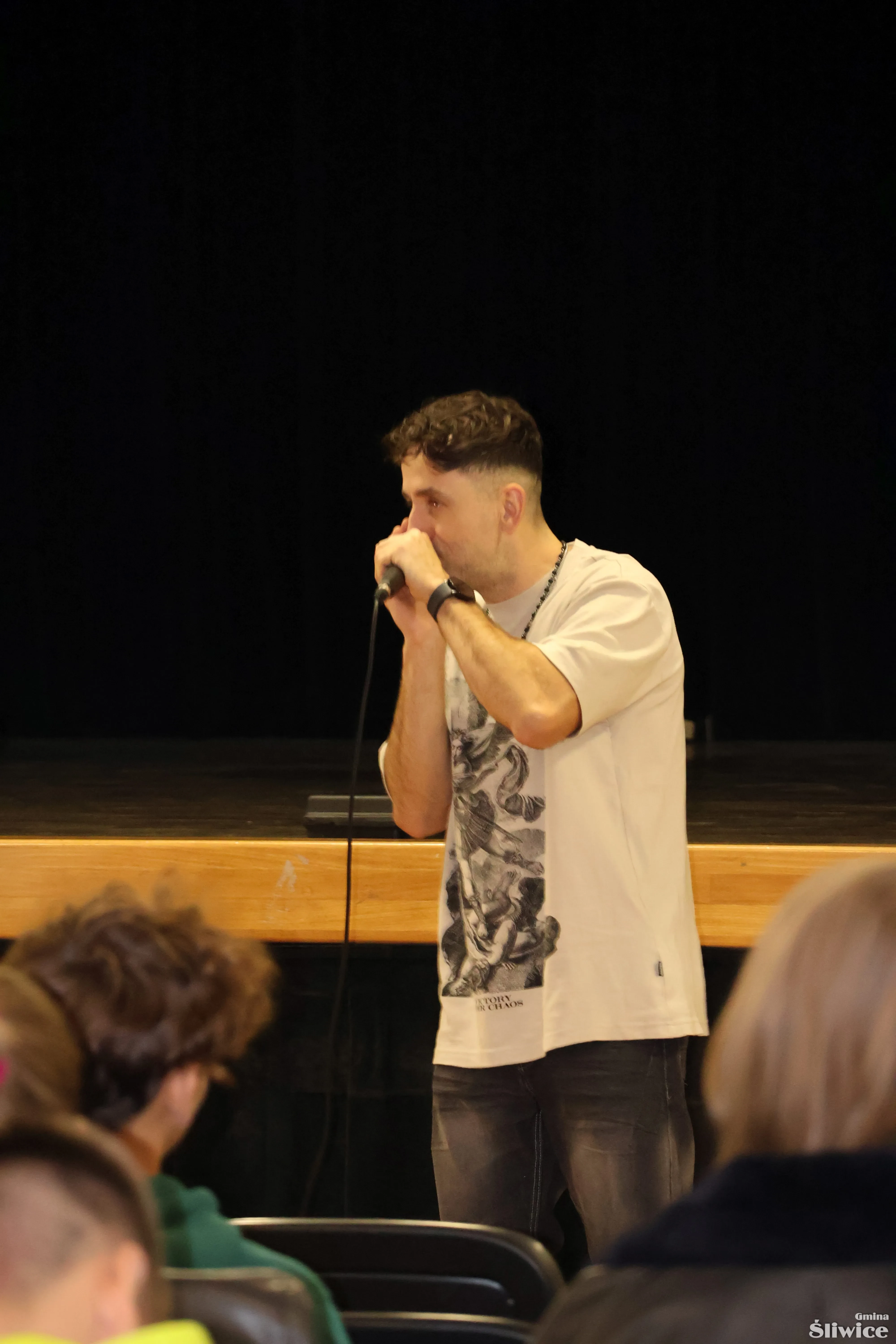 artysta beatboxuje