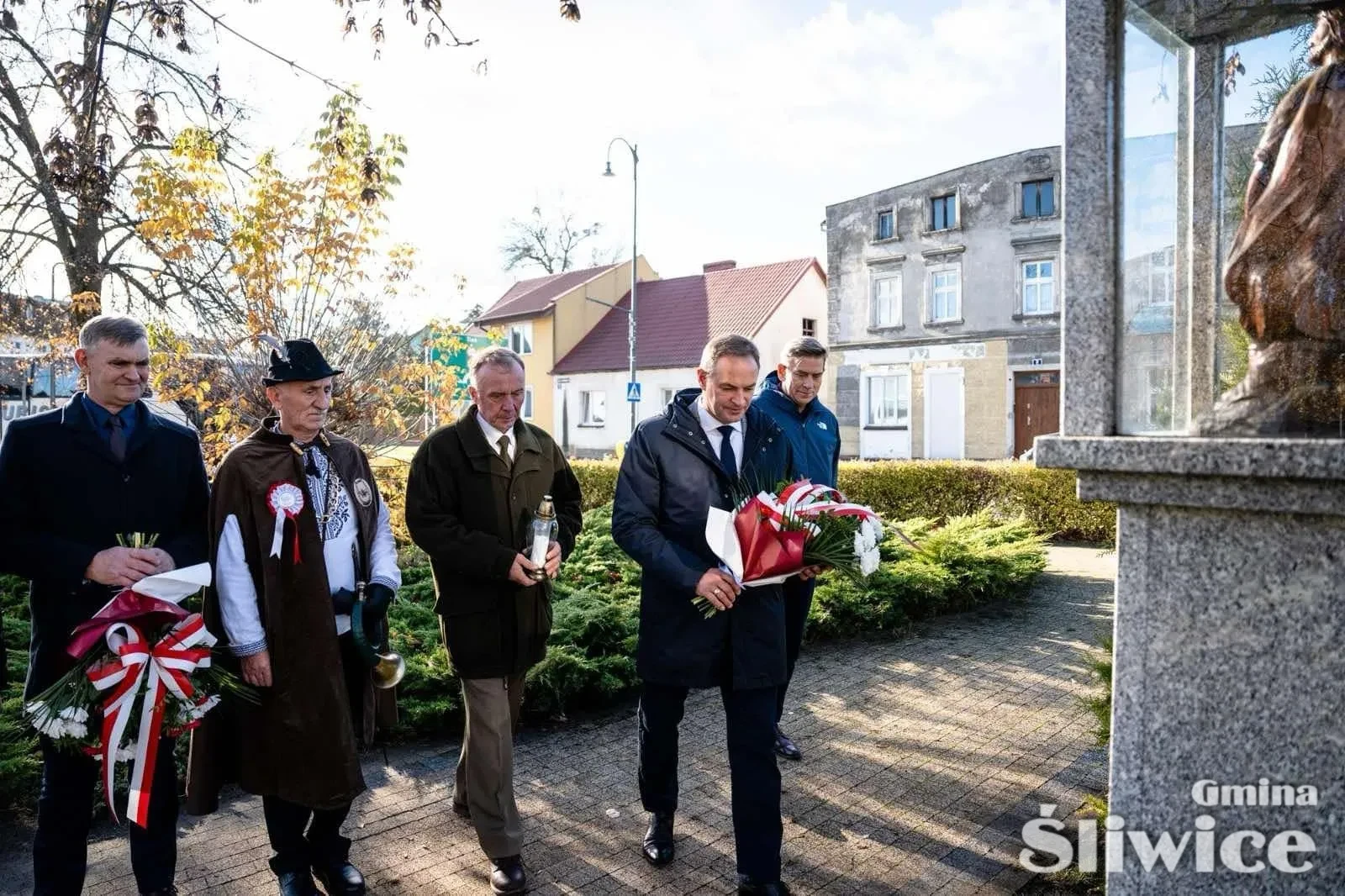 wójt składa kwiaty