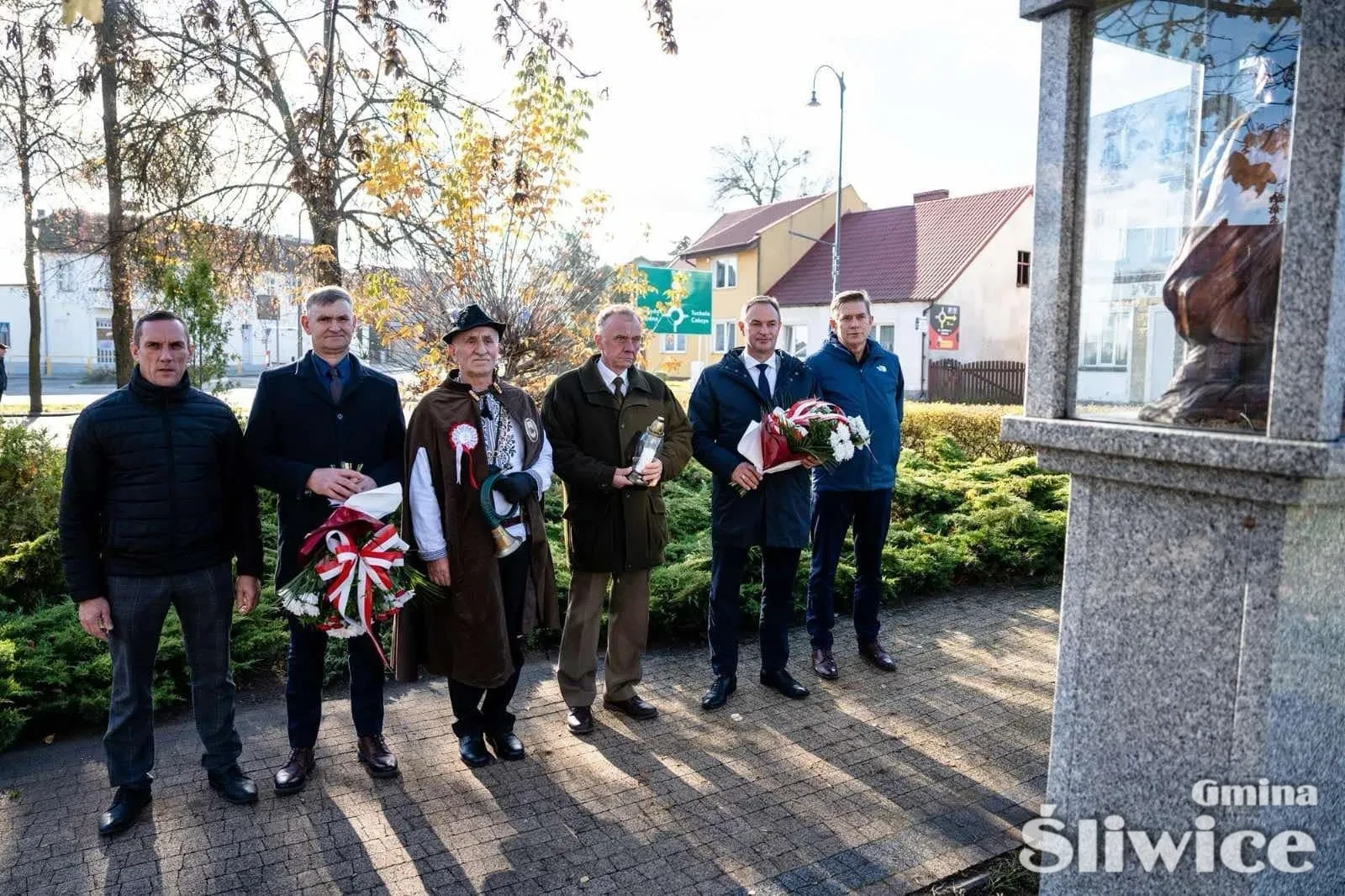 rozmowy przed pomnikiem