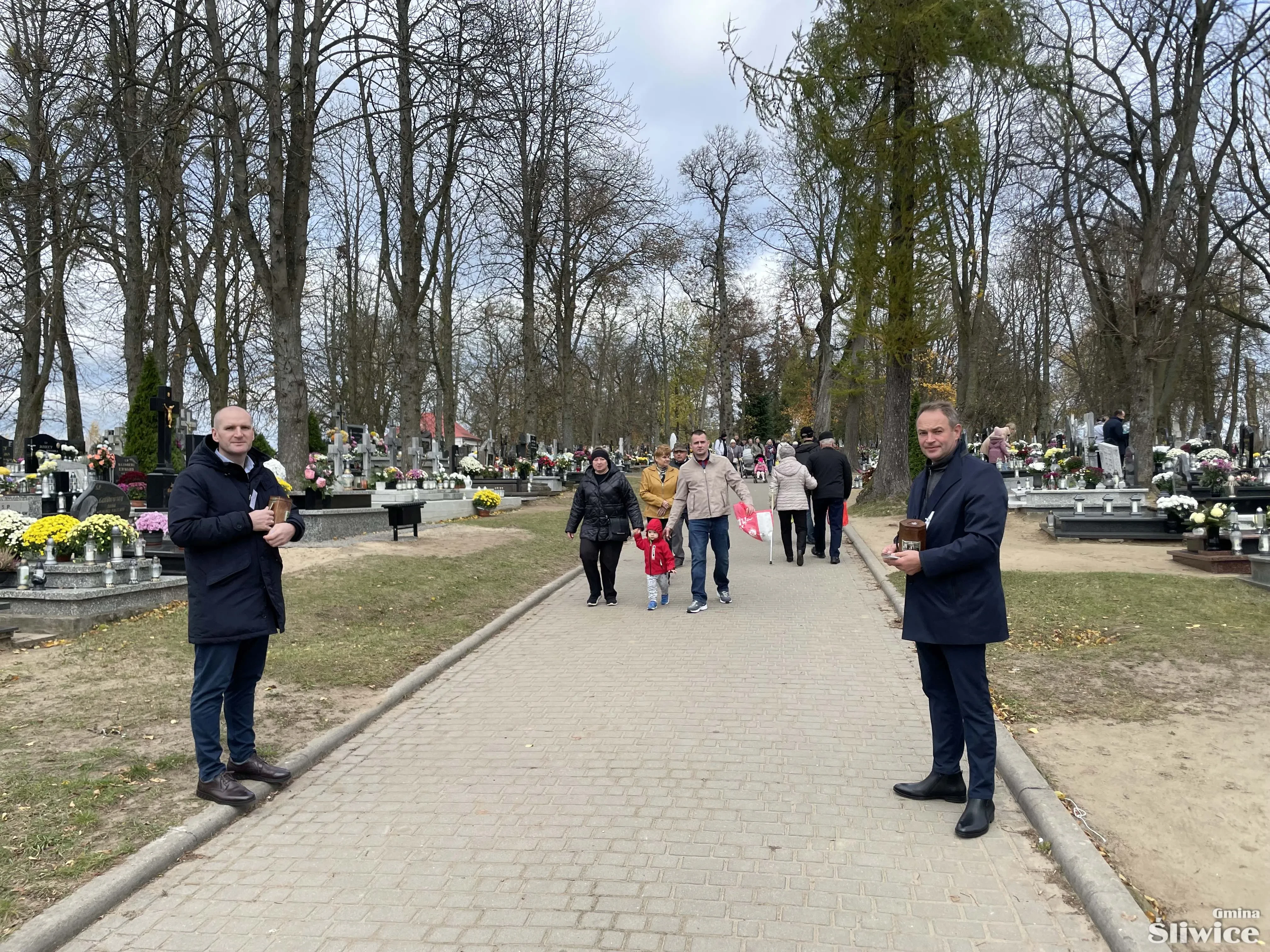 wójt i startosta stoją na przeciwko siebie podczas kwesty