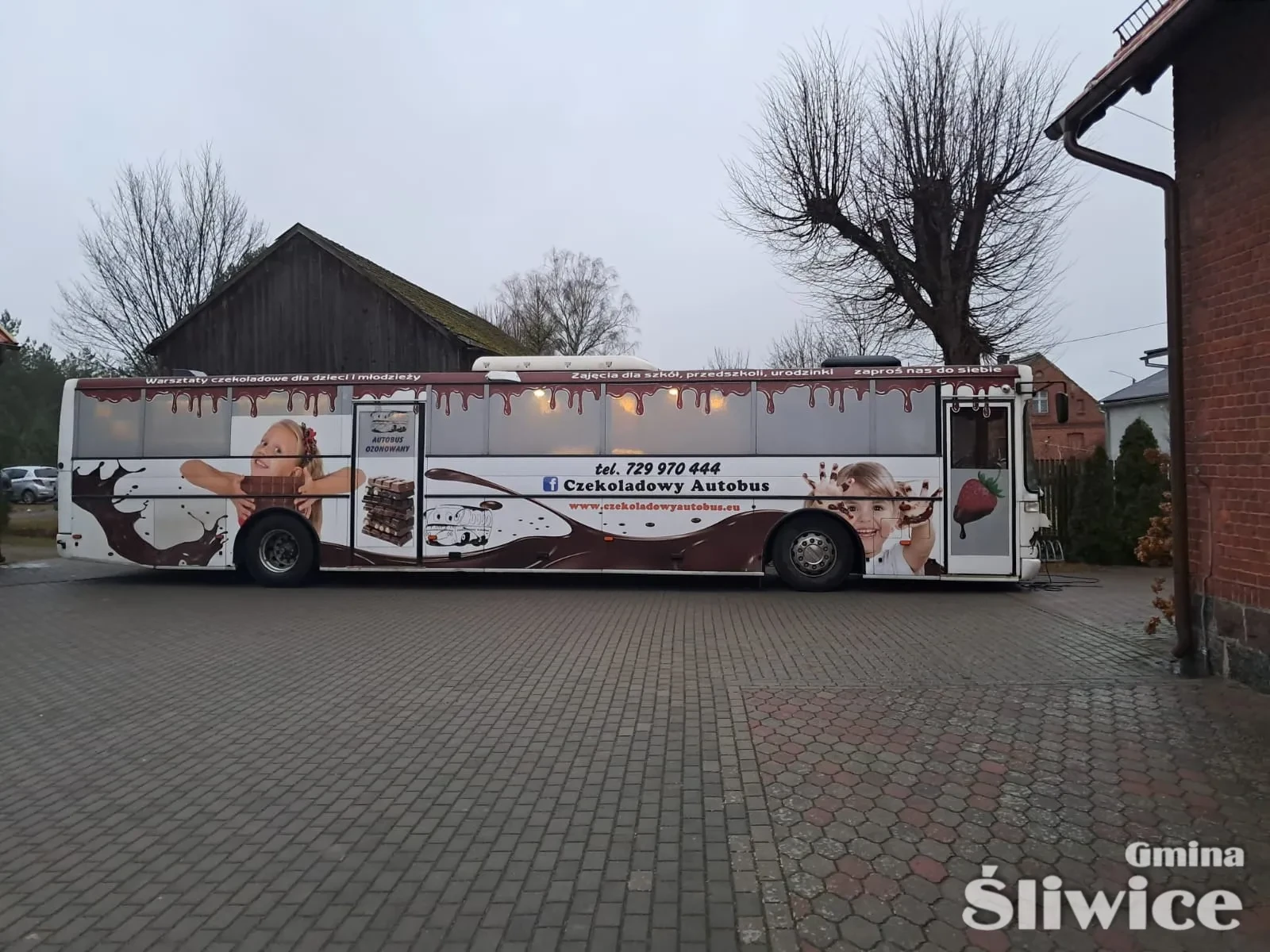 zdjęcie oklejonego autobusu z zewnątrz