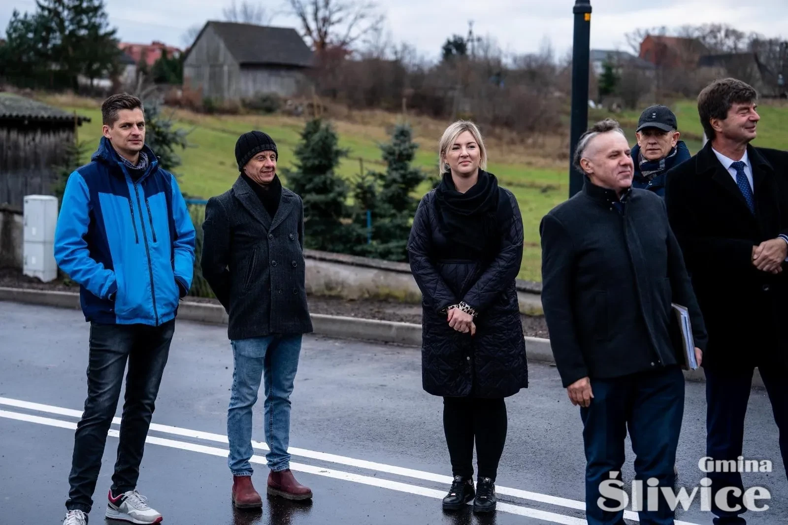wicewójt i zebrani podczas odbioru