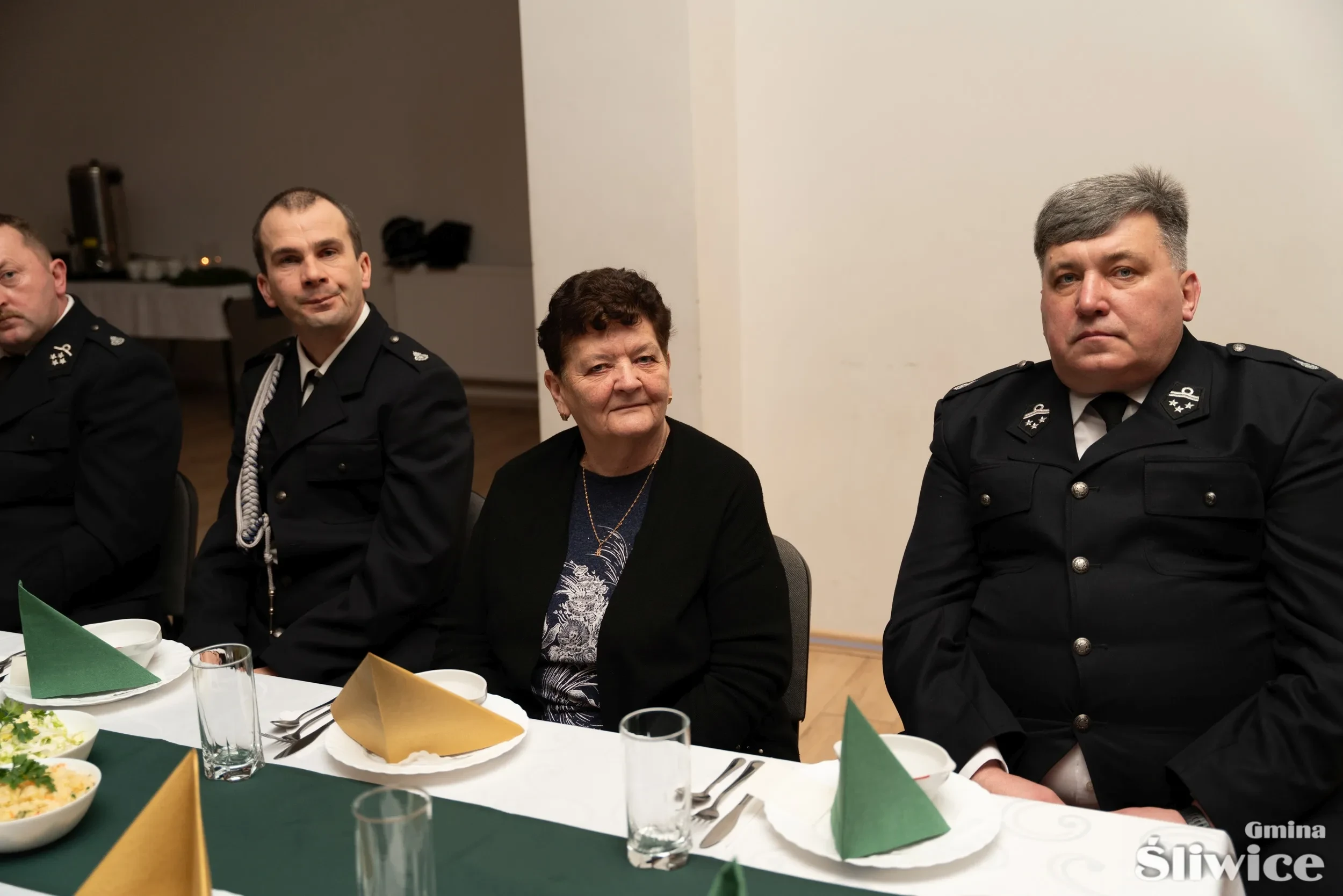 dwójka mężczyzn i kobieta pomiędzy