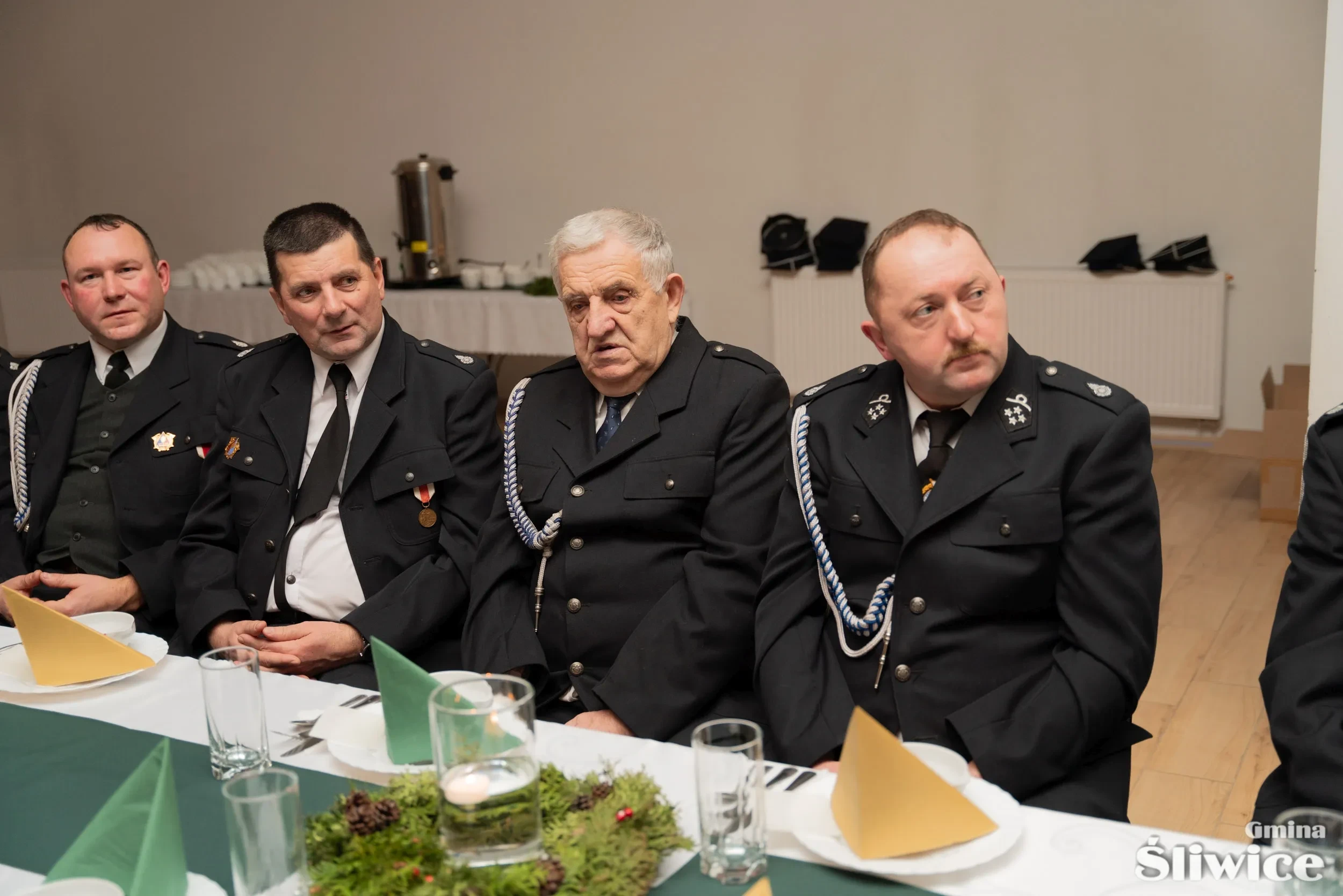 czwórka mężczyzn siedzi obok siebie