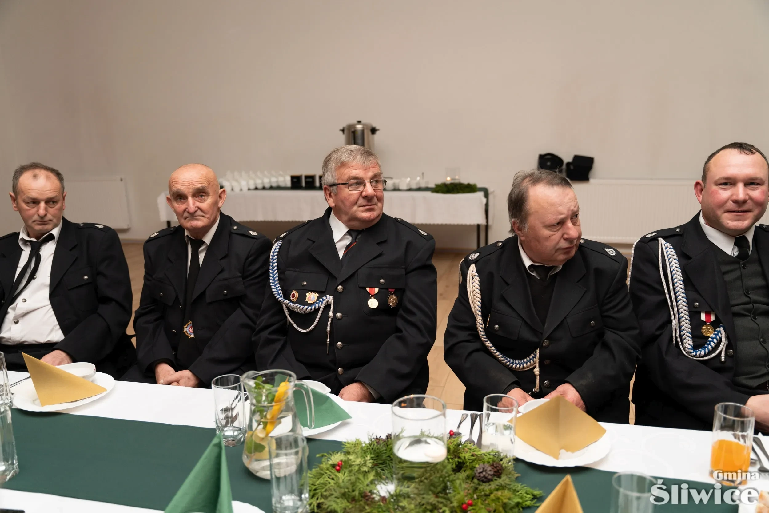 strażacy siedzą obok siebie