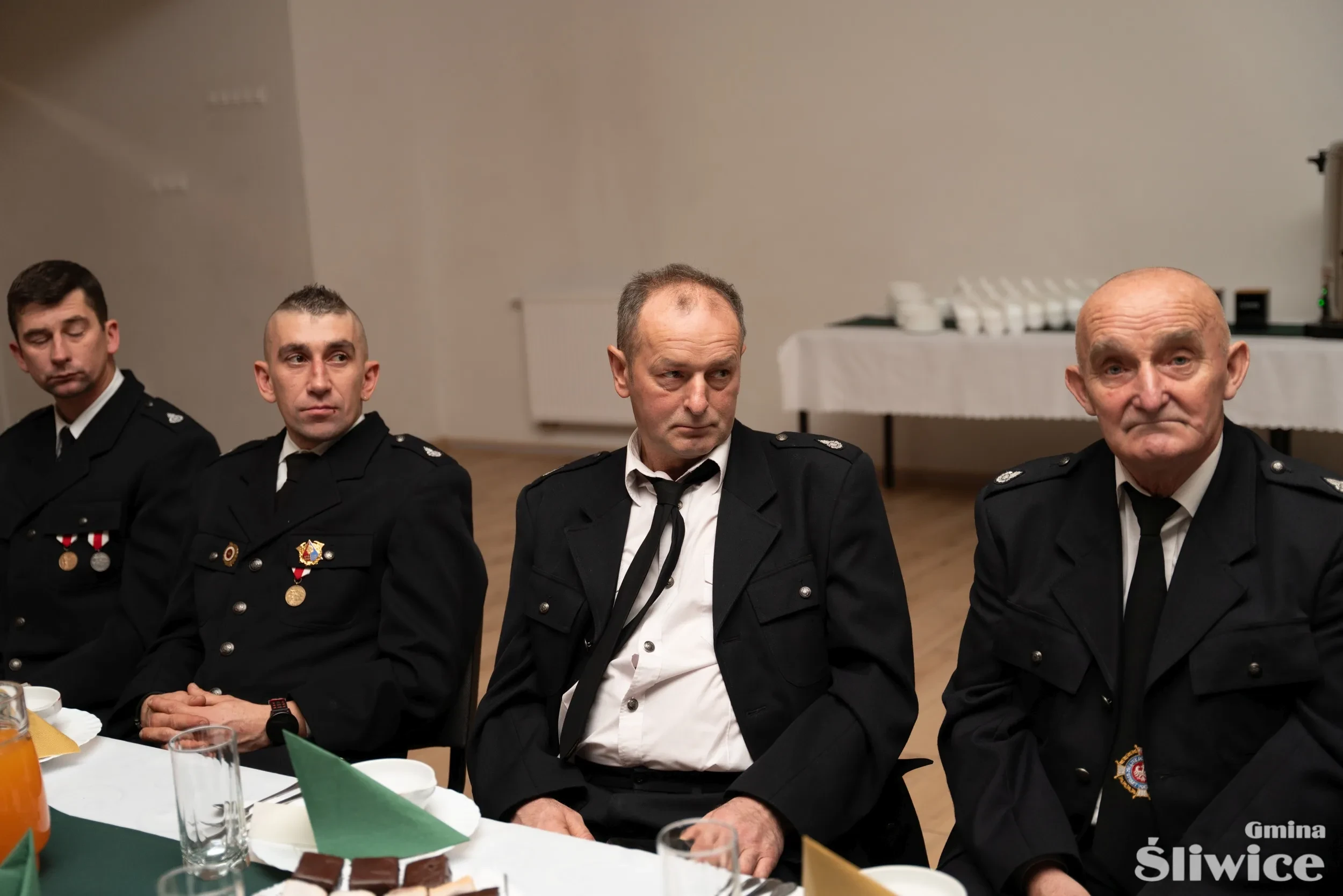 strażacy pozują do zdjęcia