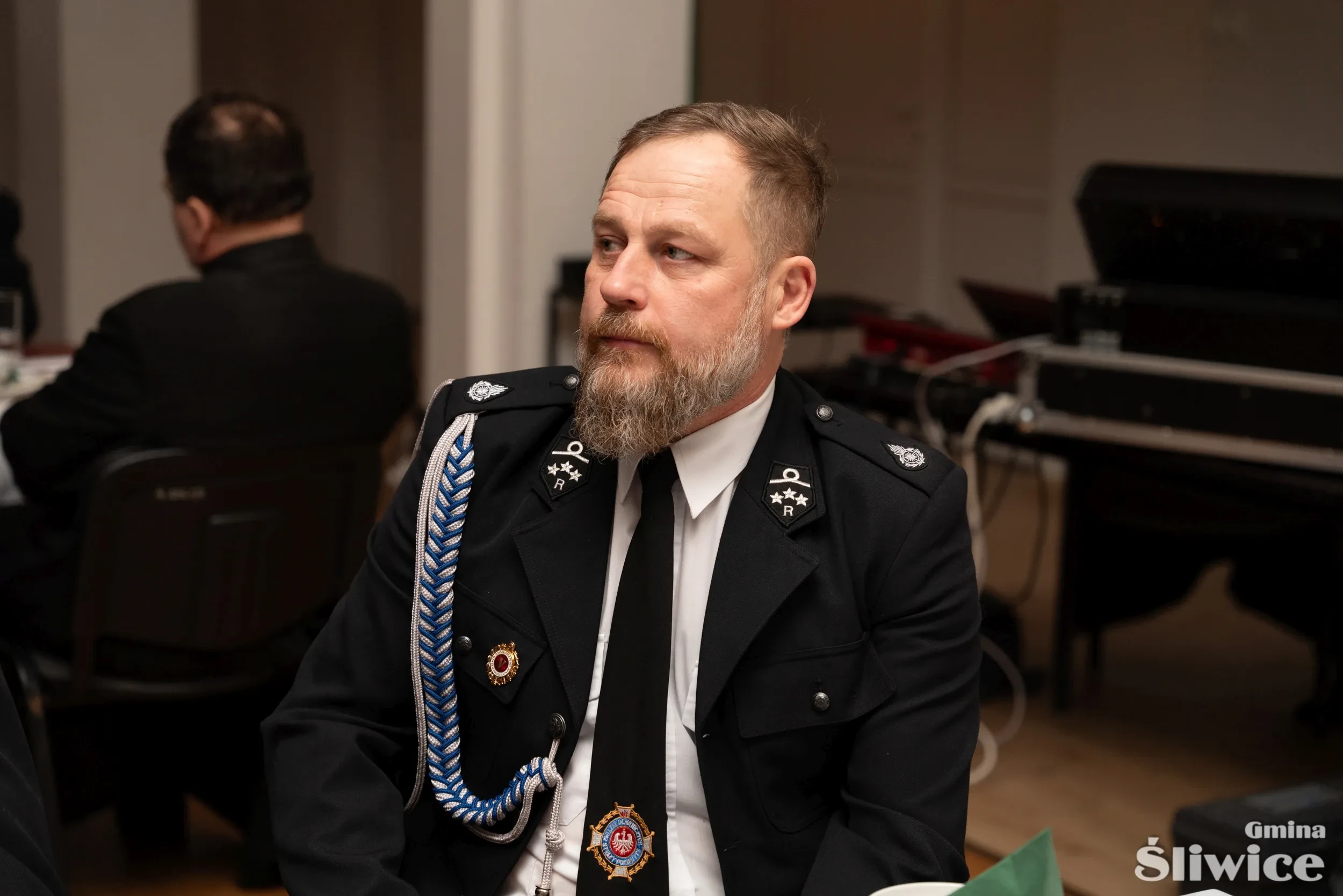 mężczyzna przy stole