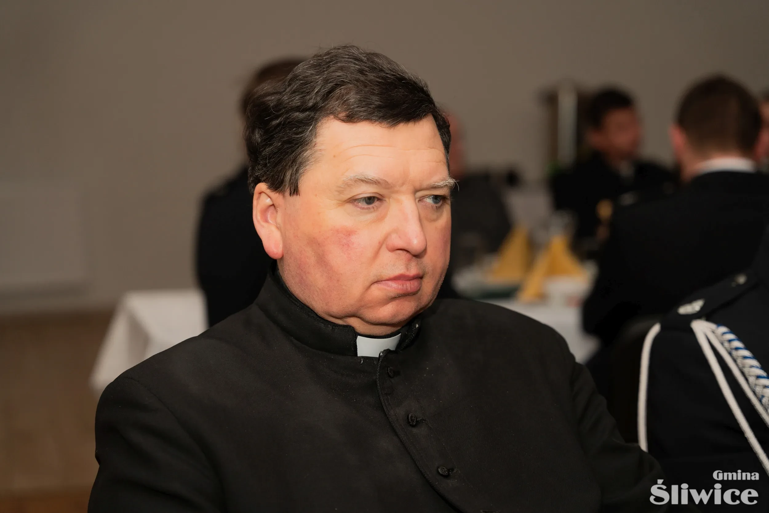 proboszcz wpatrzony