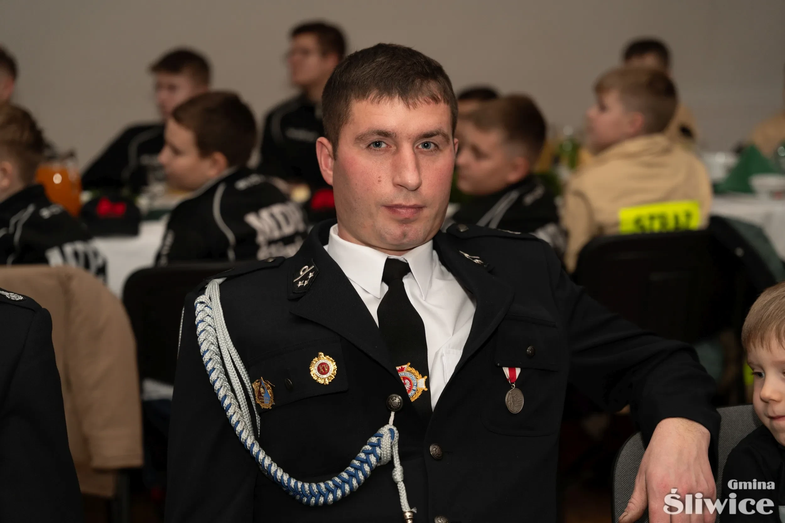 mężczyzna pozuje do zdjęcia