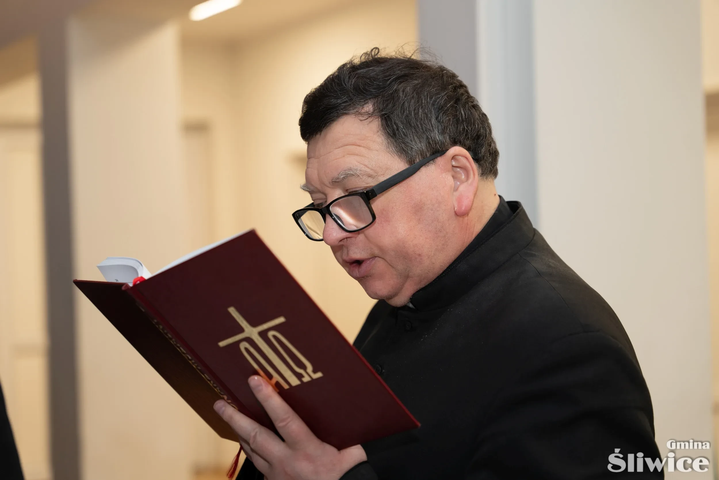 ksiądz proboszcz czyta pismo święte