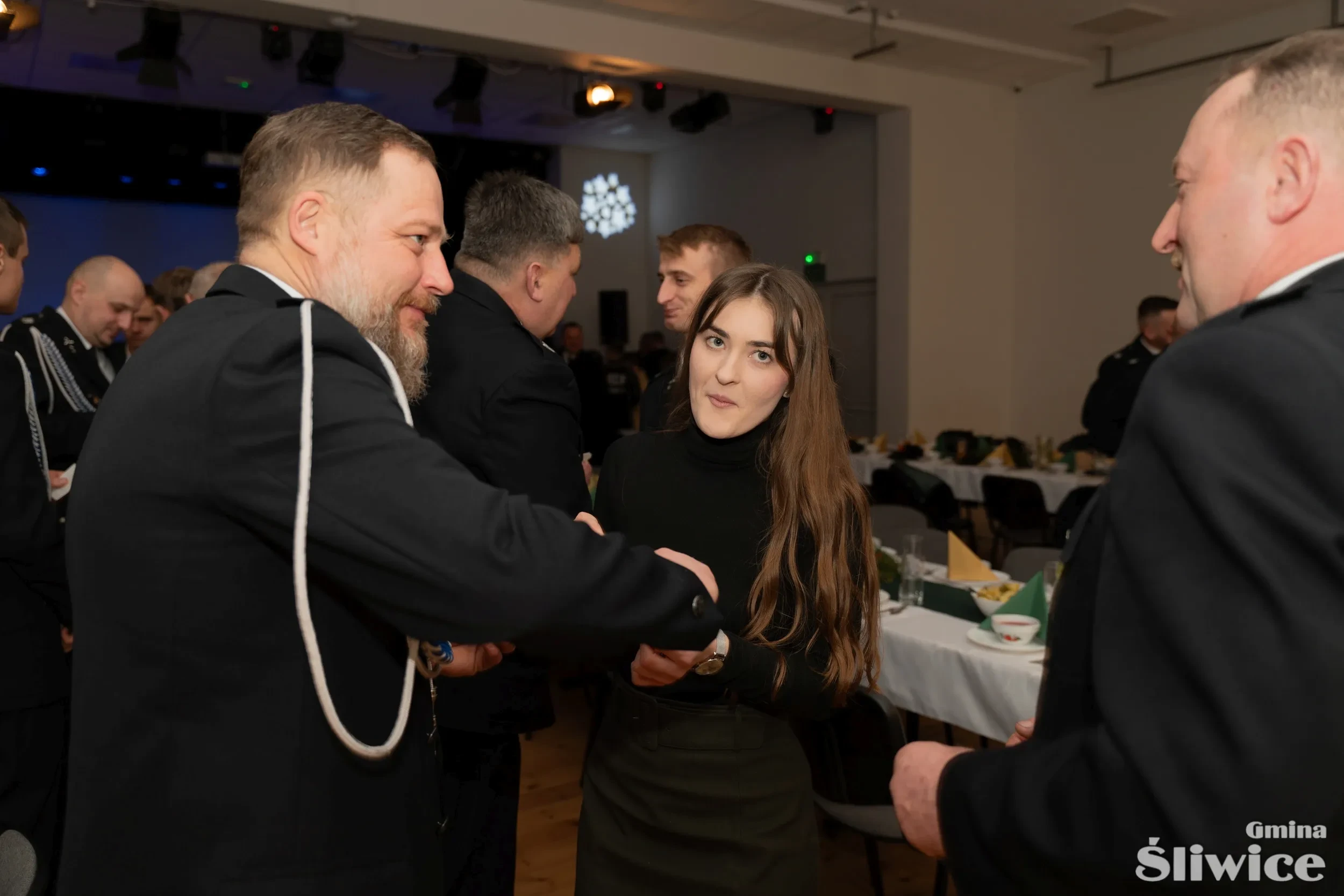mężczyzna z kobietą dzielą się opłatkiem