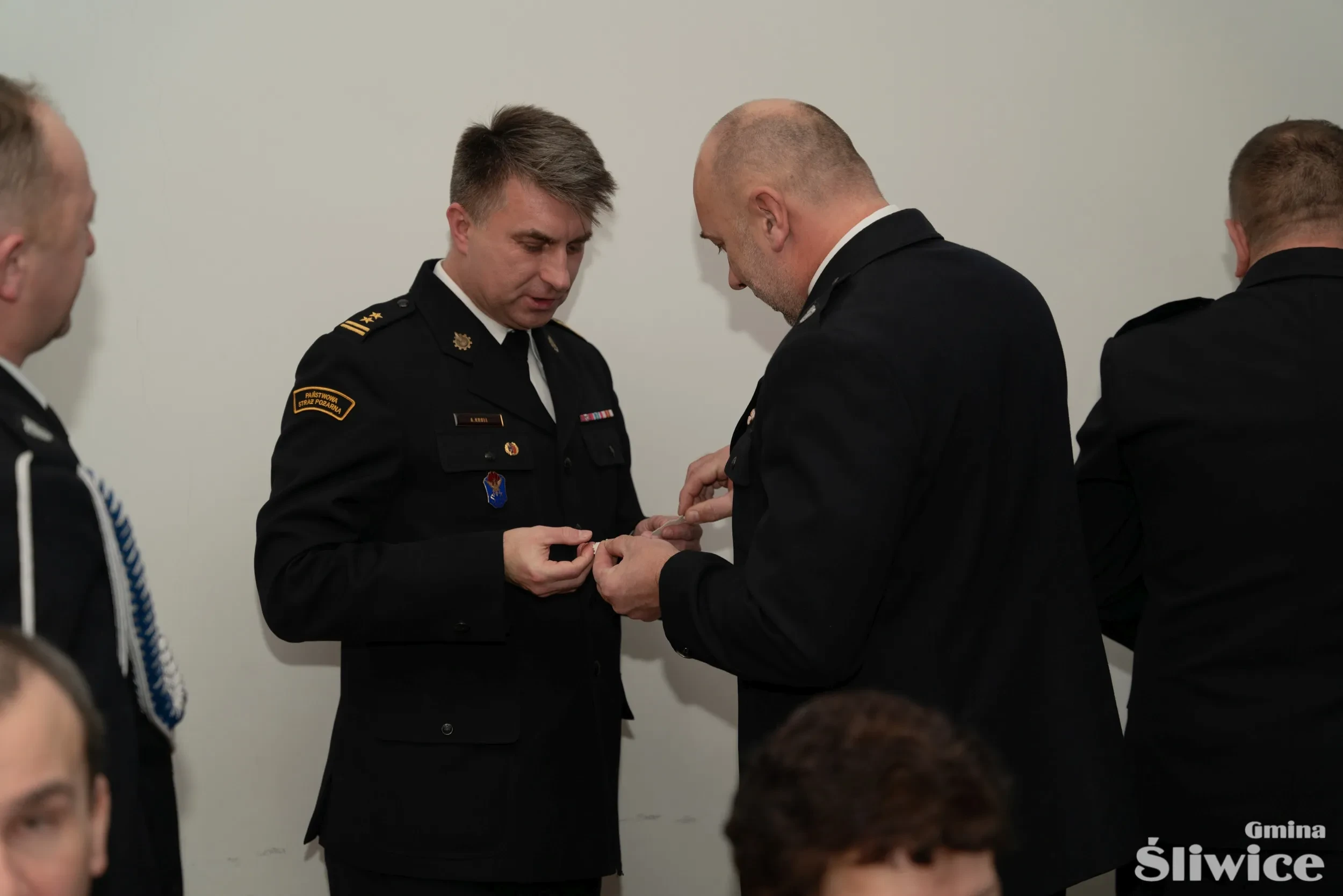 komendant dzieli się opłatkiem