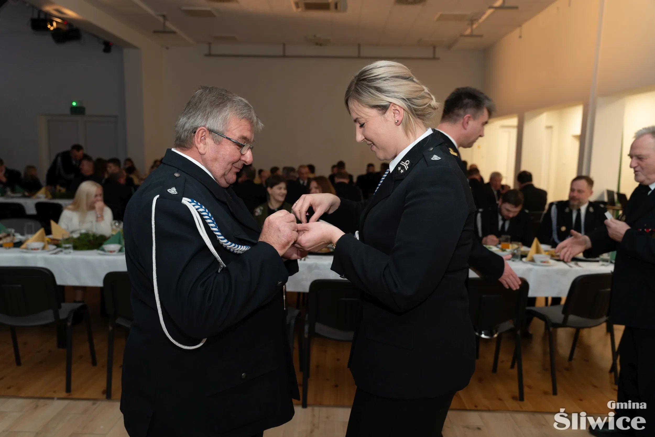 mężczyzna dzieli się opłatkiem z kobietą