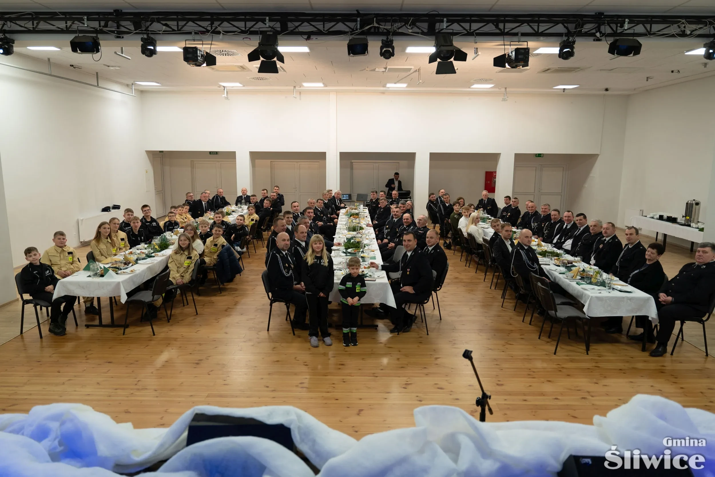 zdjęcie wszystkich zebranych na sali
