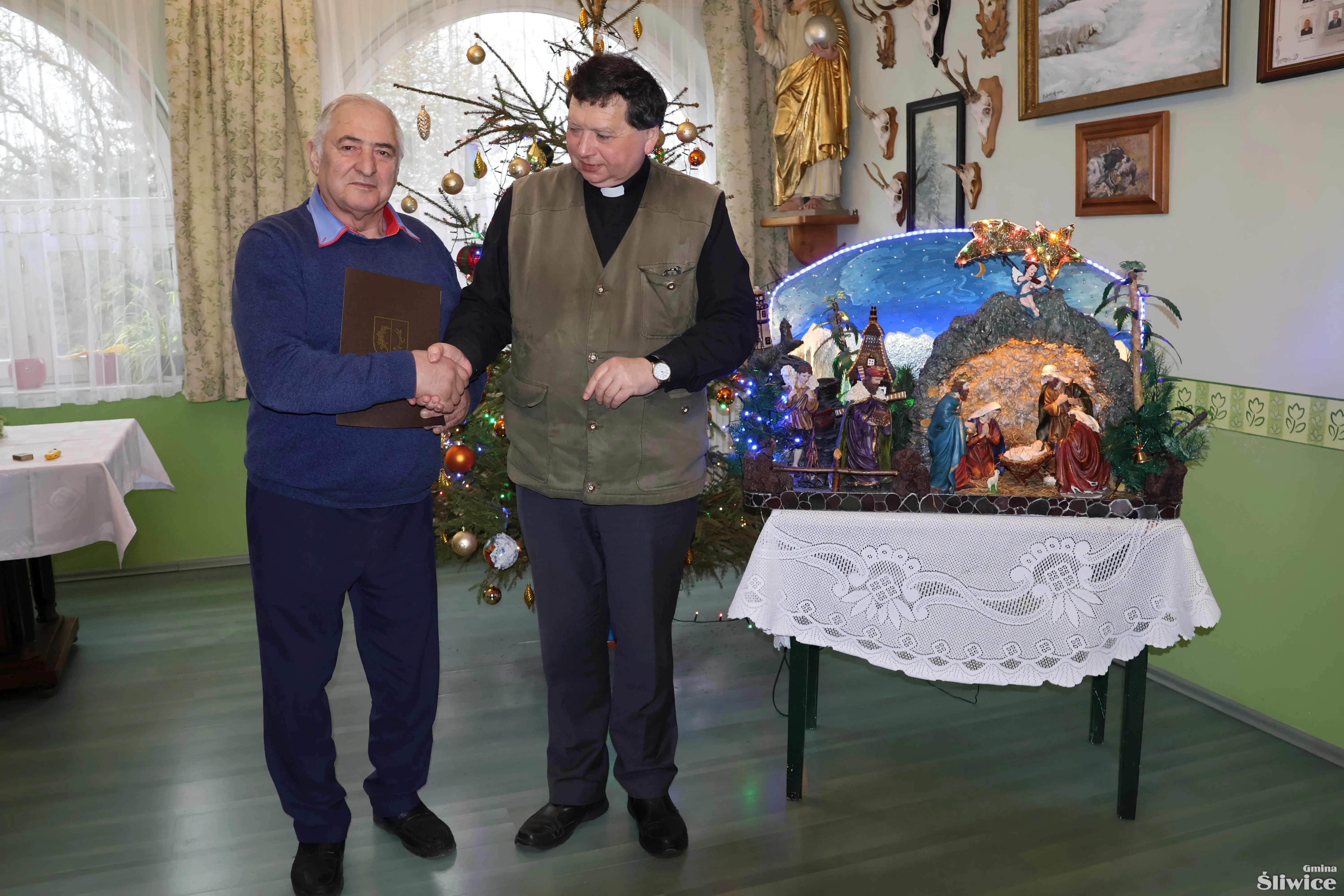 uścisk dłoni proboszcza i wykonawcy