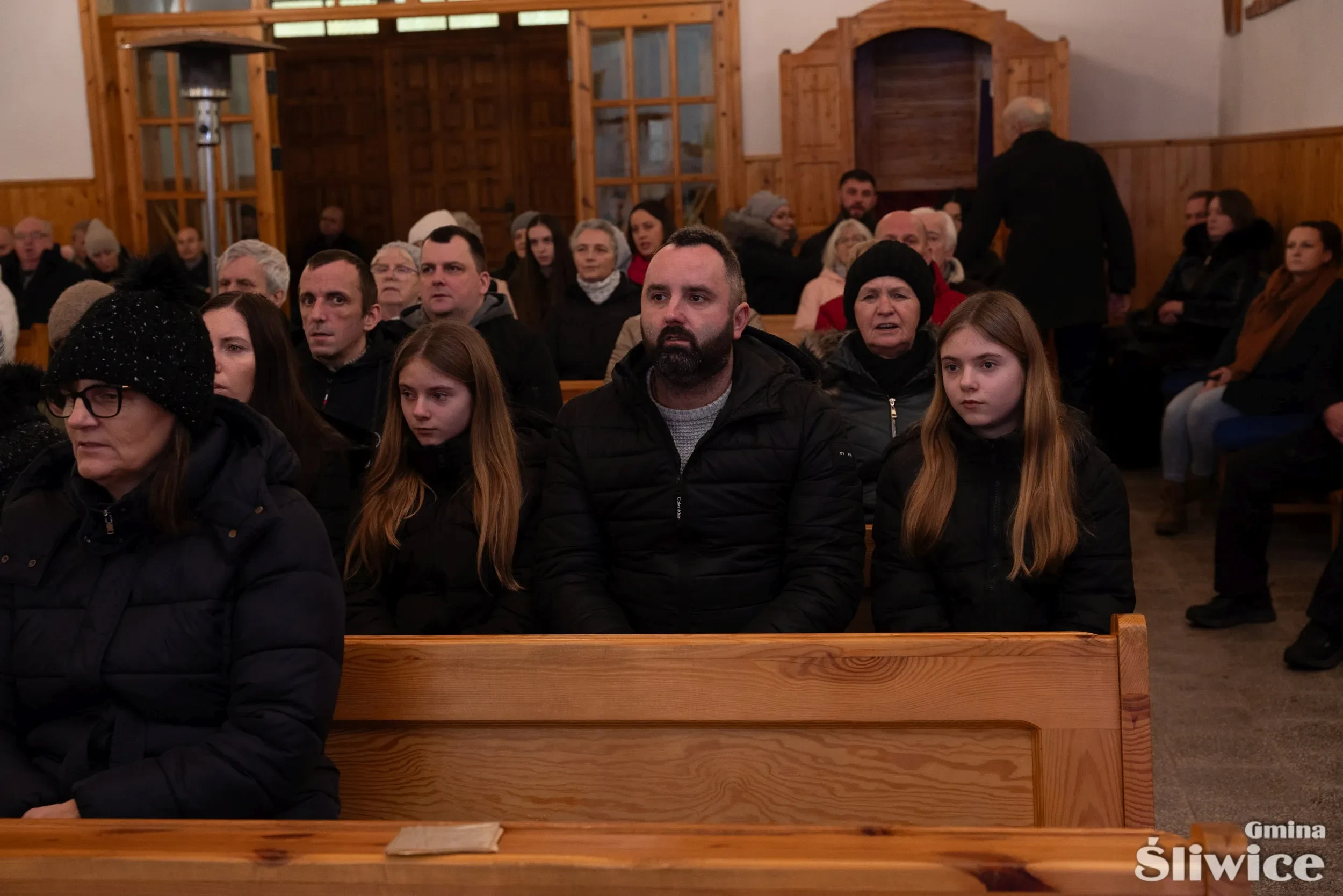 zebrani w kościele