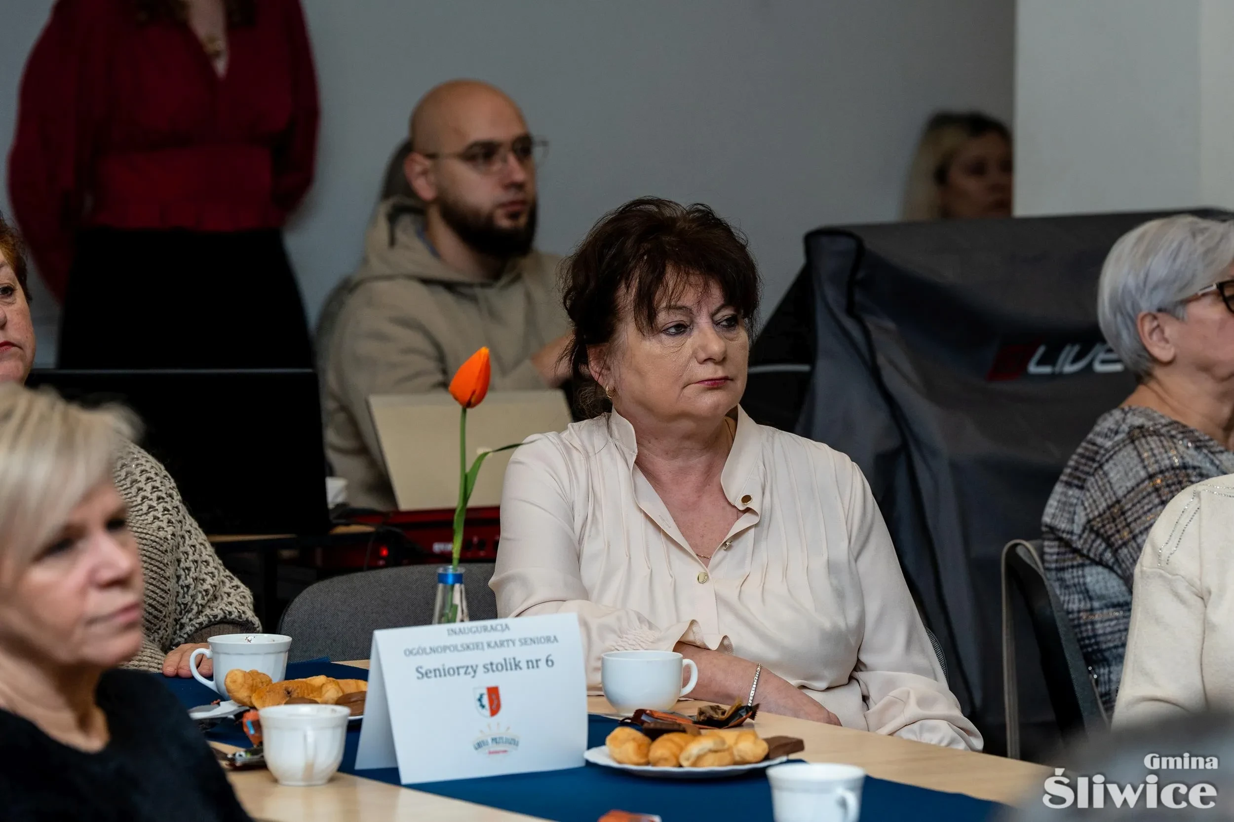 Seniorzy przy stołach