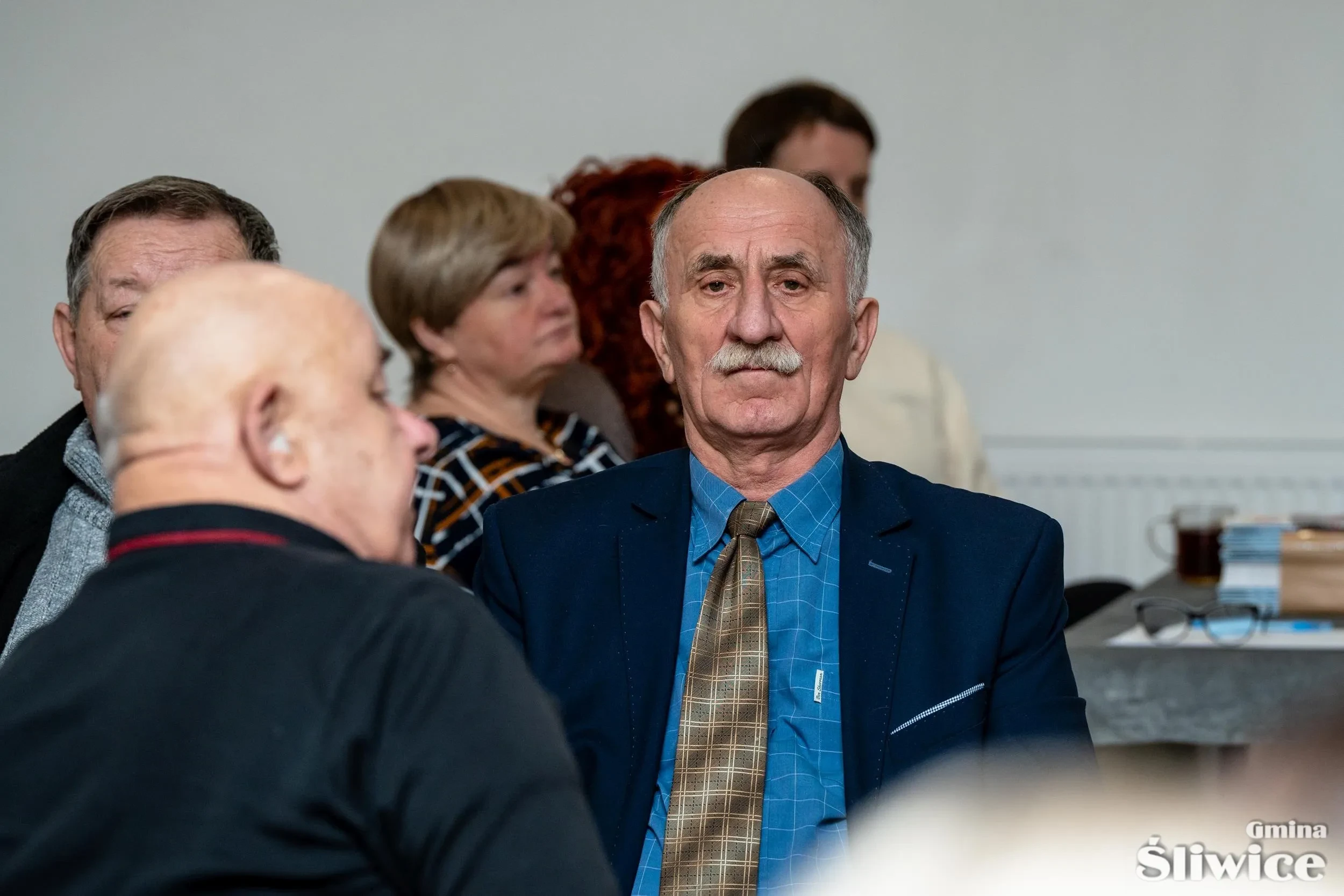 radny kobierski przy stole