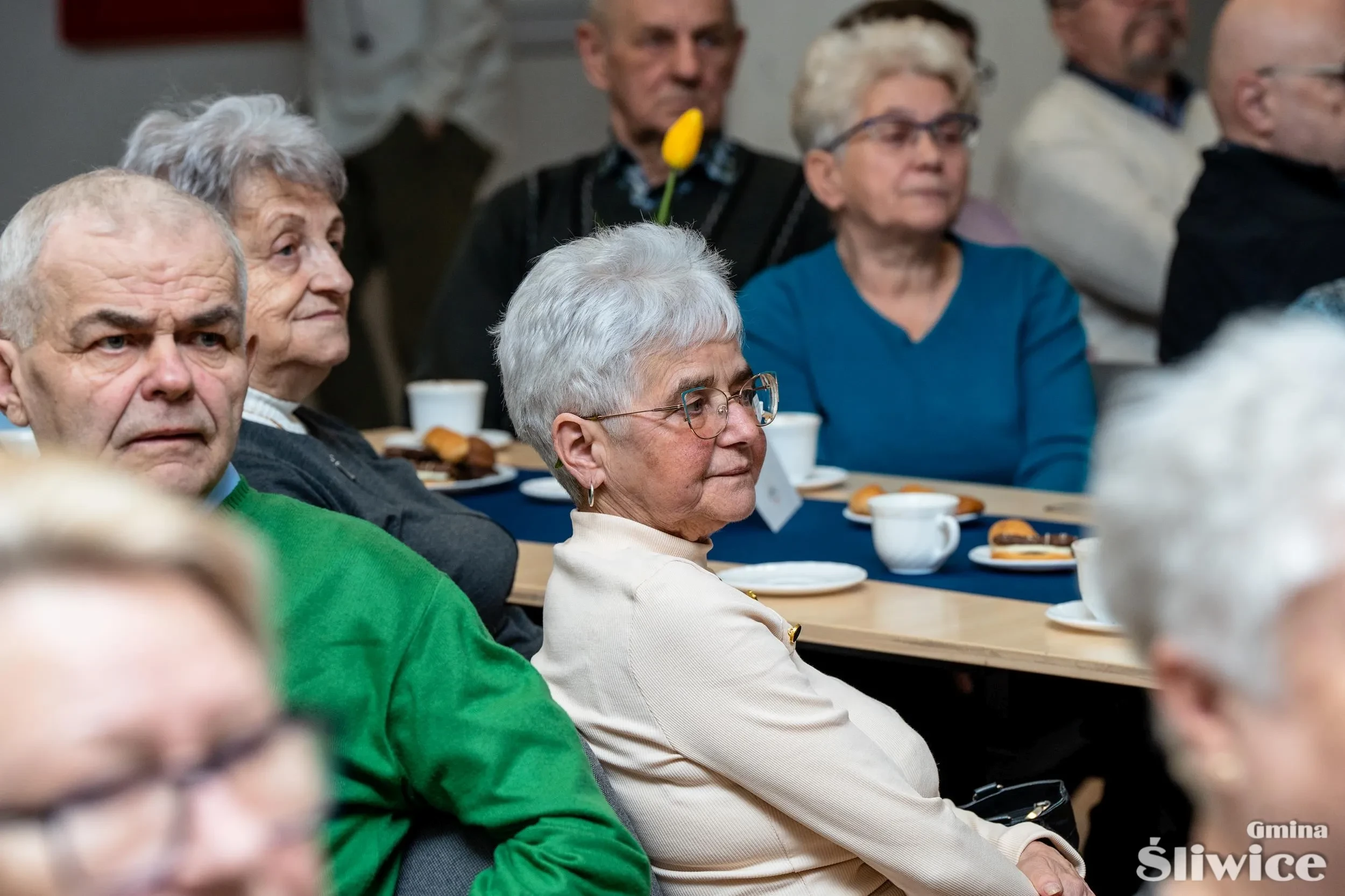Seniorzy przy stołach