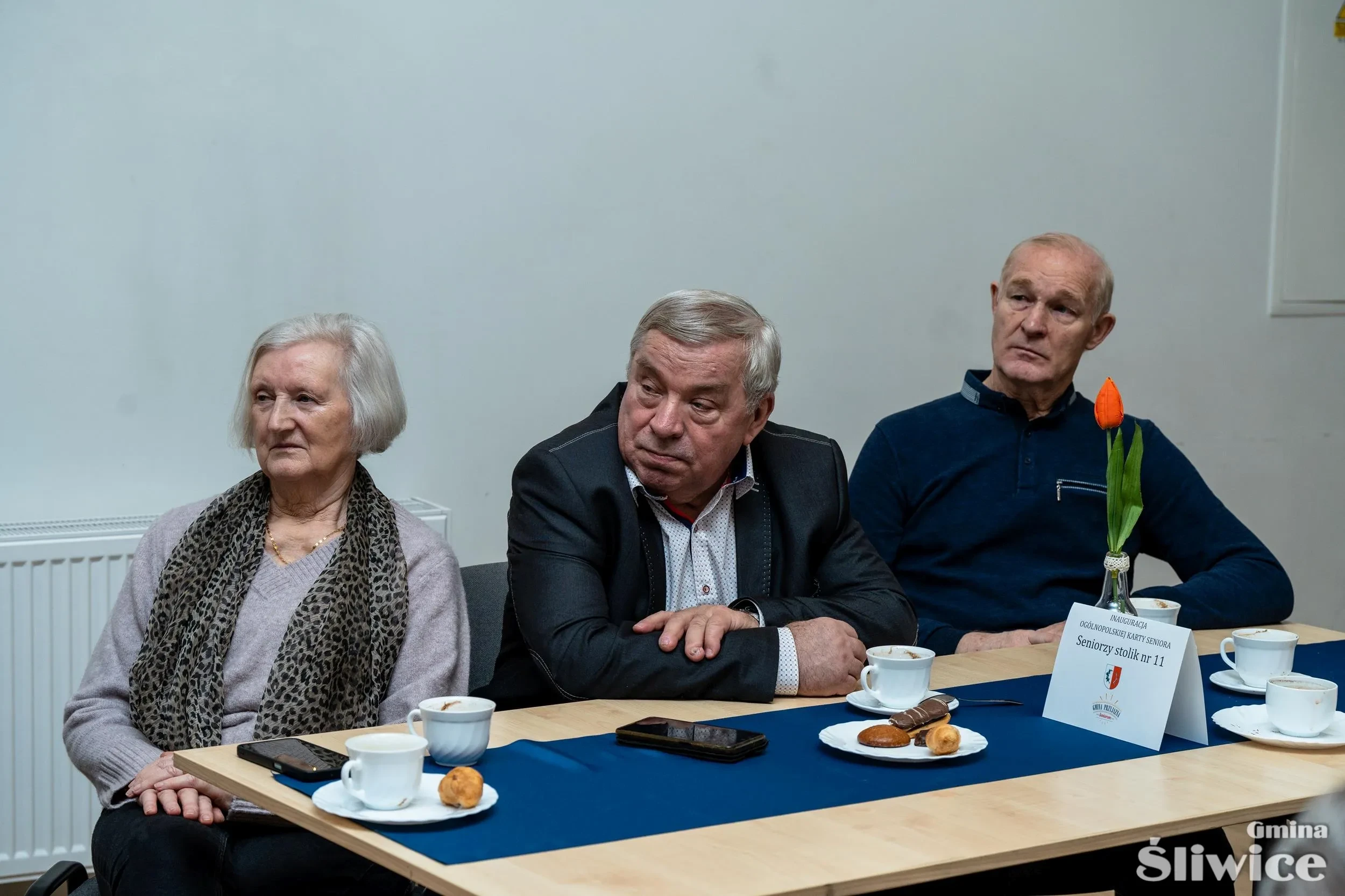 Seniorzy przy stołach