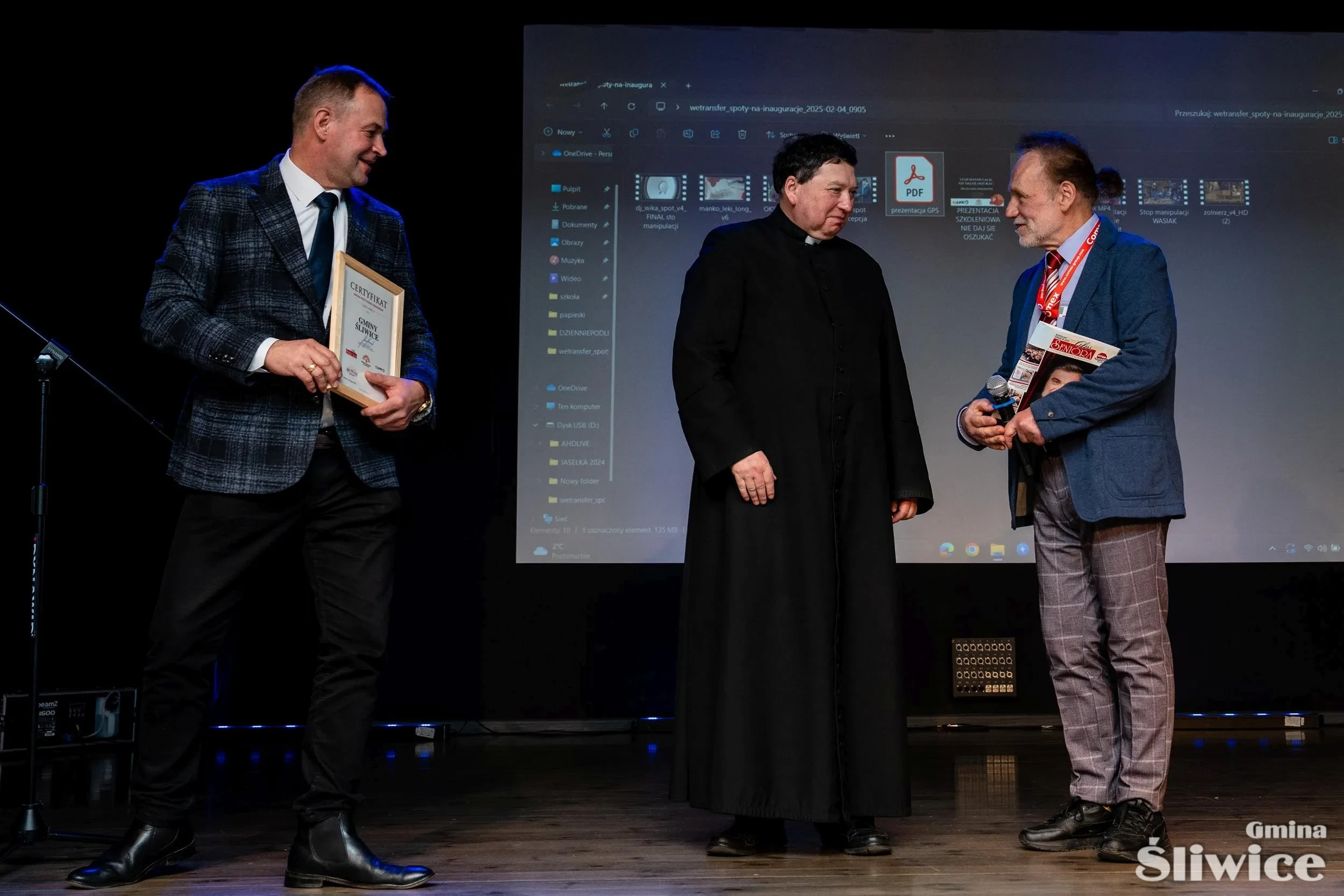 proboszcz odbiera kartę seniora