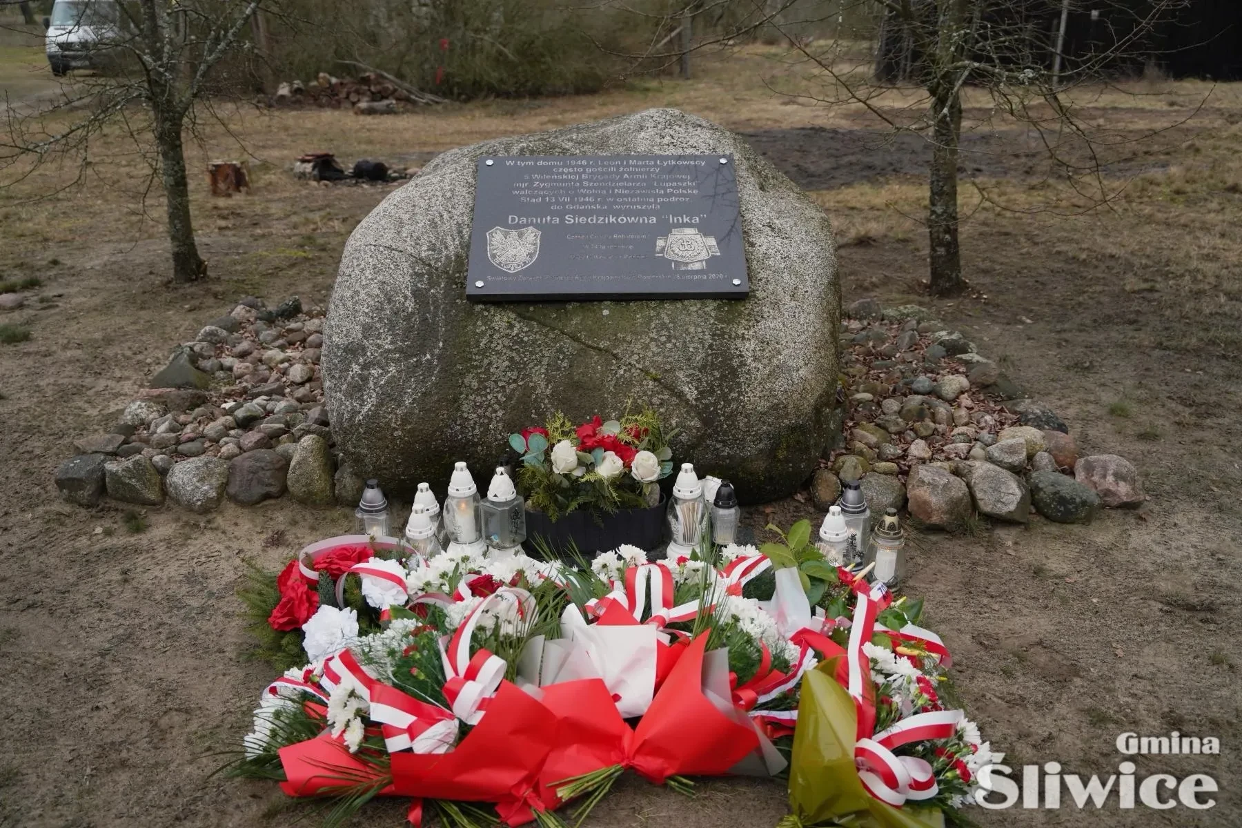 pomnik, tablica w zwierzyńcu