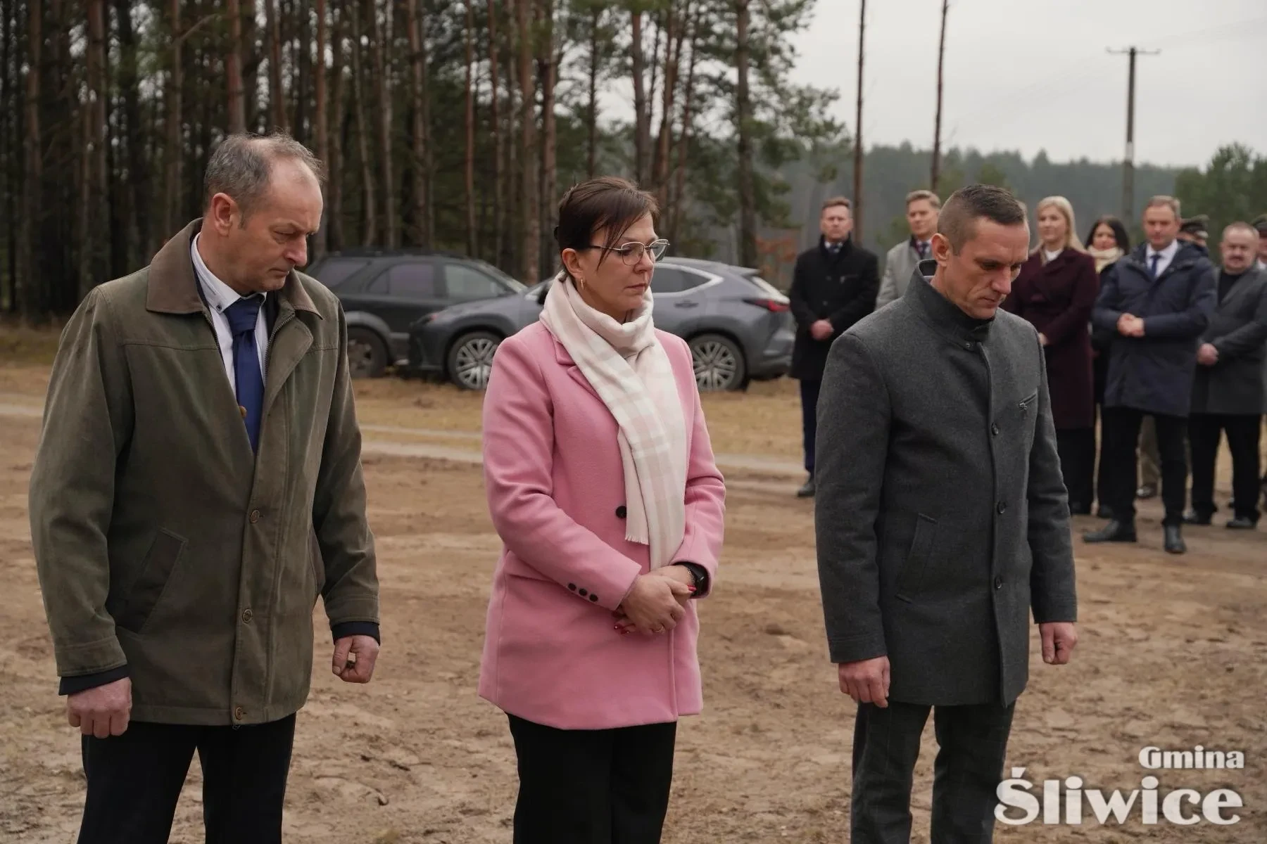 sołtysi sołęctwa lubocień, lipowa i zwierzyniec stoją przed składanymi kwiatami