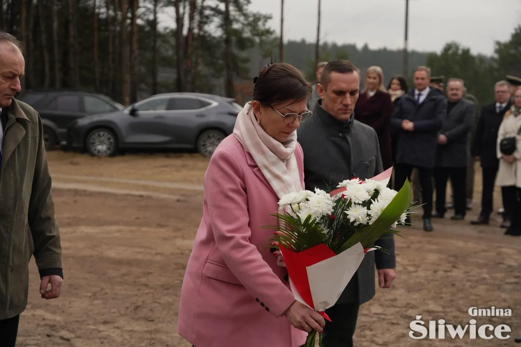 sołtysi sołęctwa lubocień, lipowa i zwierzyniec składają kwiaty