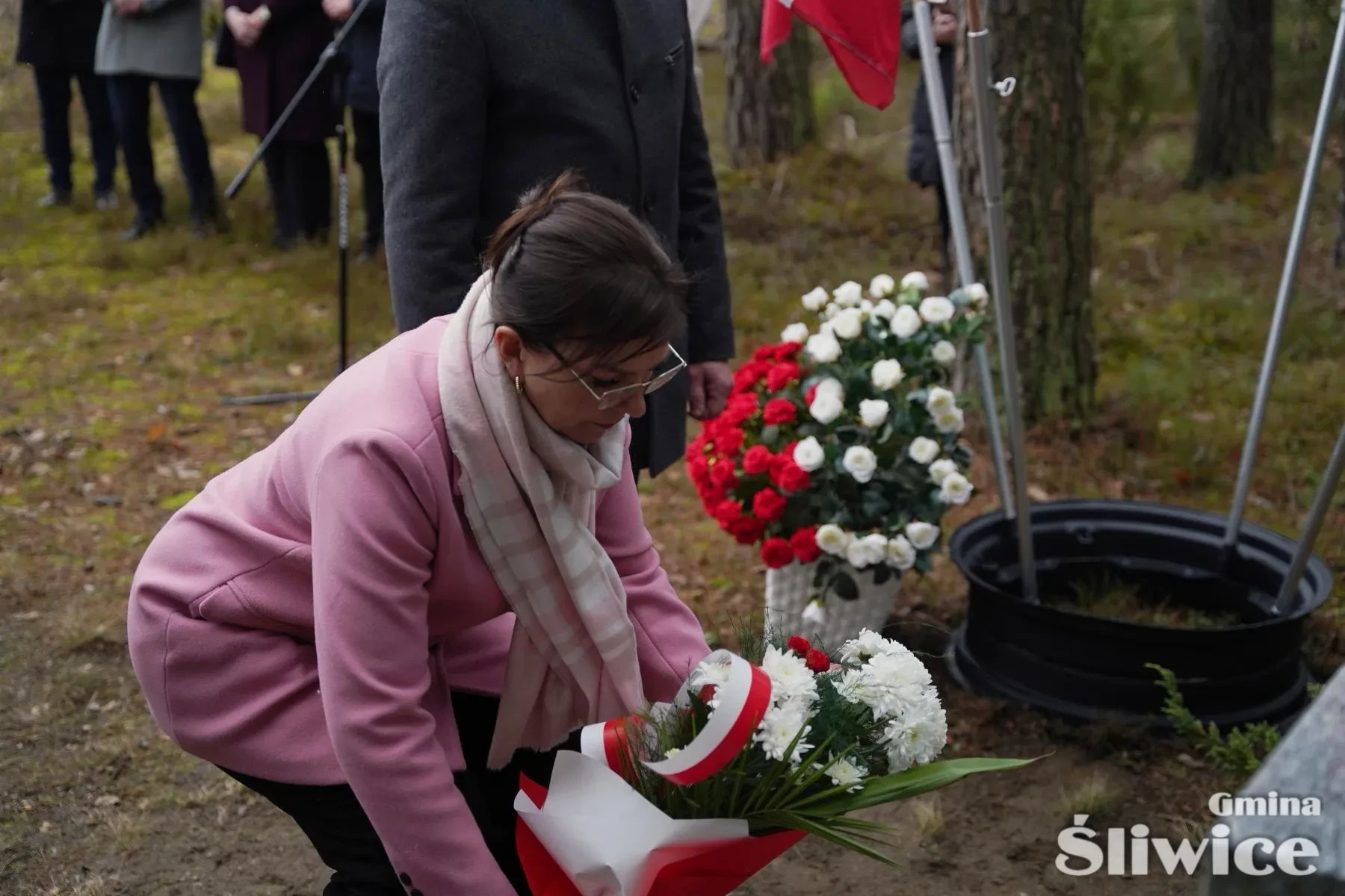sołtysi sołęctwa lubocień, lipowa i zwierzyniec składają kwiaty
