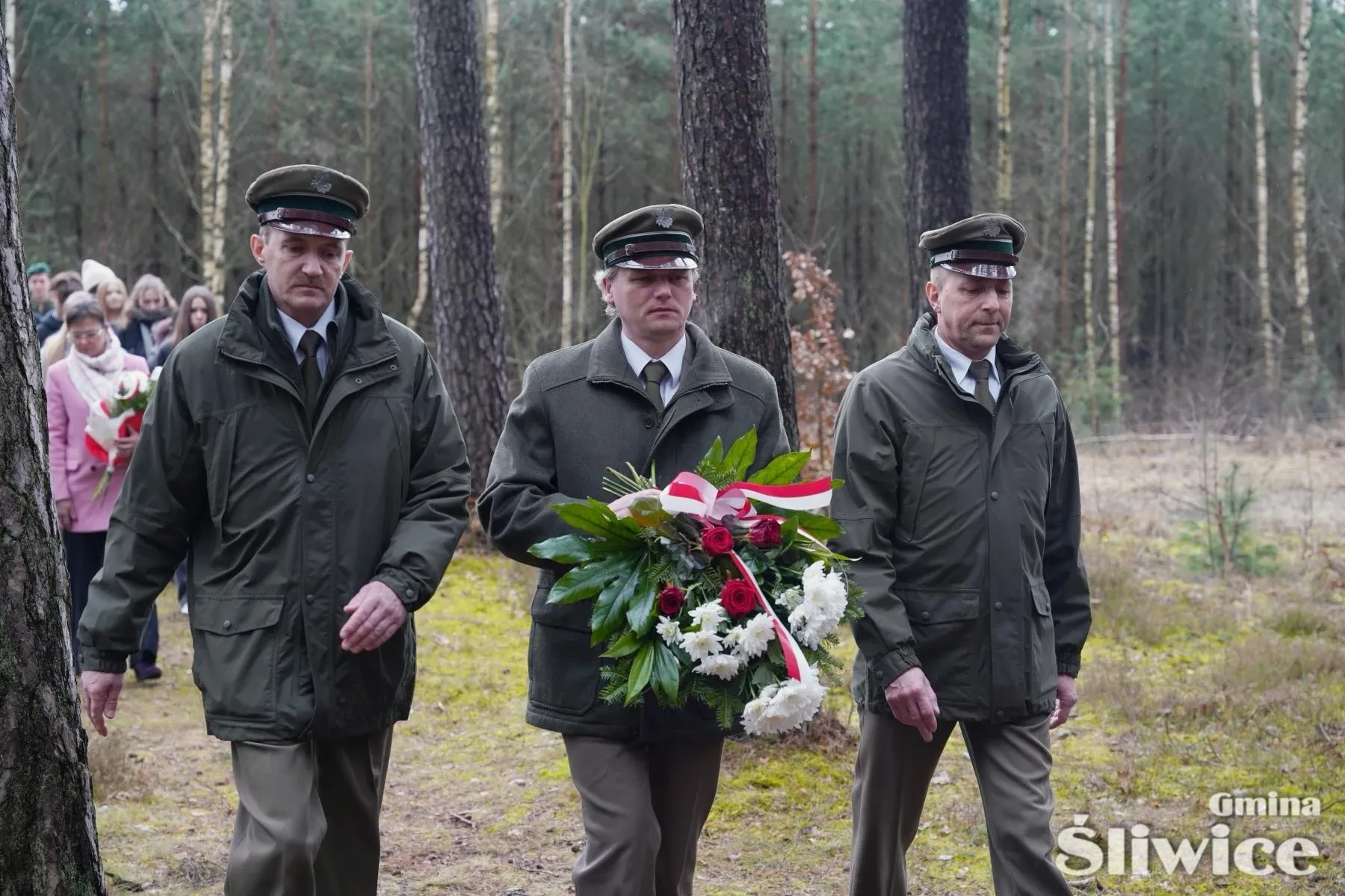 reprezentacja lasów państwowych składa kwiaty