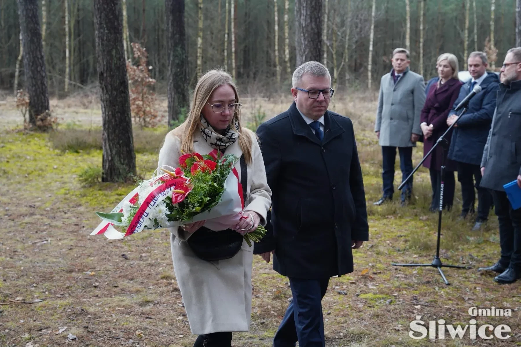 reprezentanci powiatu składają kwiaty